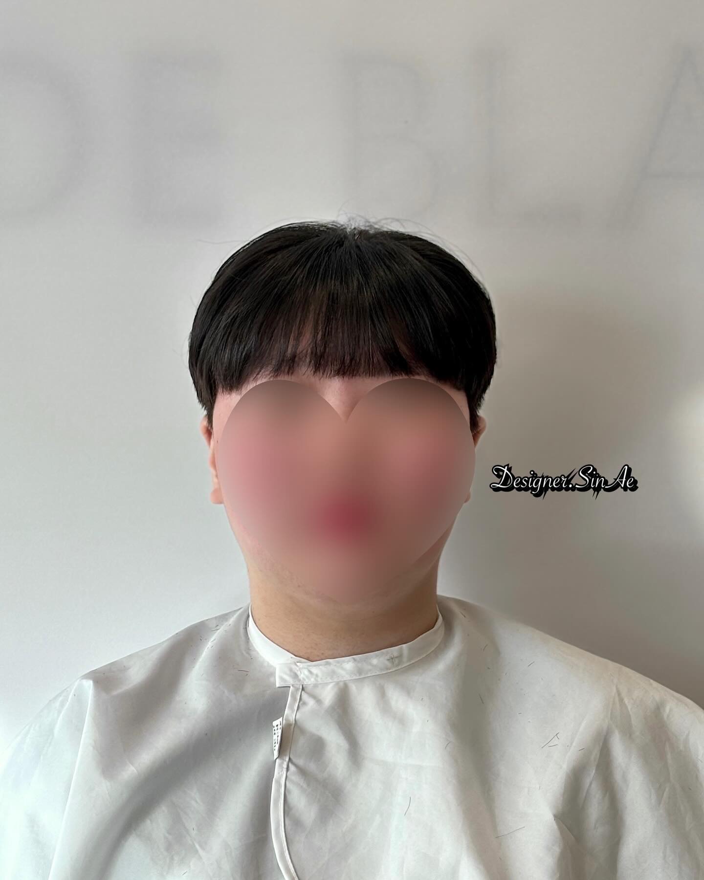 #💈
.
.
안녕하세요 디자이너 신애입니다

20대 초반의 여성분께서 #소프트투블럭 을 원하셔서
뒤는 높지않은 상고로 잘라드리고 구렛나루는 없어서 #다운펌 을 하여
억지로 만들어드렸습니다❗️
기존에 시스루앞머리가 있어서 앞머리는 더 내지않았으며 다듬기만 했어요👍
모량이 많으셔서 풀뱅을 할경우 더 답답하고 동그란 얼굴형이 더 부각되어
시스루 앞머리를 최대한 살려두었답니다🎶

나가실땐 매우 만족해하셔서 저도 좋았던 시술😊
-
충분한 상담을 통해 고객님의 원하시는 니즈에 맞춰
디자인 해드리겠습니다. 🎁
-
"그대가 있기에 내가 있고,내가 있기에 그대가 있다"
🌳휴식처같은 공간 | 기분좋은 하루가 되길
-
상담 & 예약 문의 - 💌 DM 💌