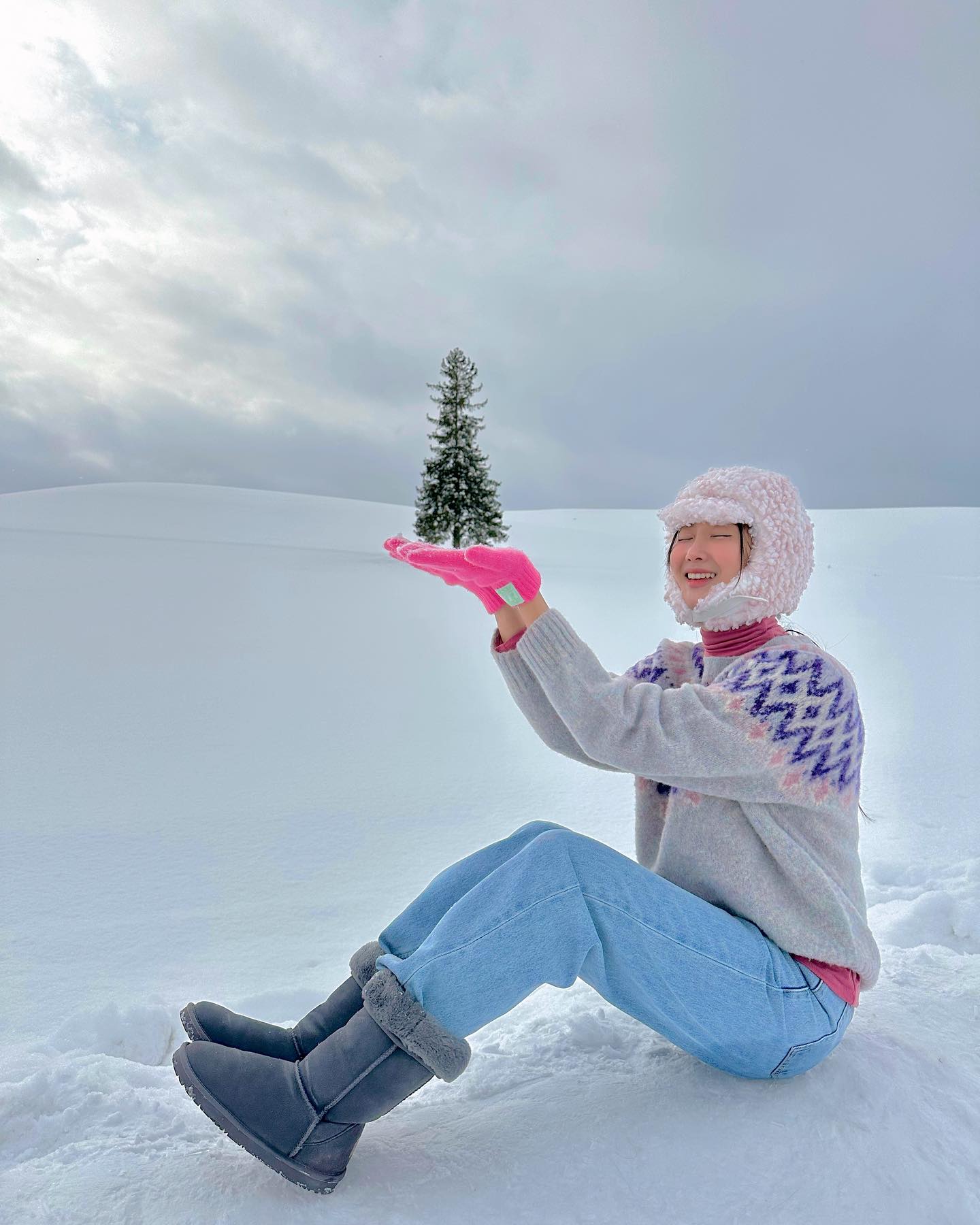 애껴뒀던 비에이 
크리스마스나무 사진 풀어보기🌲❄️🤍
저희는 비에이 택시투어를 이용했는데요~ 🚕 비에이투어 코스 중에 뺄곳은 빼고 가고싶은 곳만 넣어서 코스 구성 했어요. 사진만 찍고 호다닥 이동하면 아쉬울 것 같아 이동 코스를 줄이고 한 장소당 체류시간은 늘렸구요! 덕분에 투어버스들 우루루 겹쳐서 들어와도 여유있게 기다렸다가 인생샷도 왕창 찍을 수 있었어요😆 저희 동선과 이용 요금은 아래 참고!~

12월 29일기준 
✔️이용 시간 : 3시간 30분
✔️비용 : 약 25만원
✔️택시투어 동선 : 
비에이역 (10:30) → 세븐스타나무 (~11:15) → 켄과 메리 (~11:50) → 크리스마스 트리나무 (~12:25) →
타쿠진칸 (~13:00) → 흰수염폭포 (~14:00)

저희는 숙소가 흰수염 폭포쪽이라 저기서 투어 끝내는 걸루 짰는데 저기서 다시 비에이역으로 가는 동선으로 짜면 이용시간 4시간에 요금은 30,320엔 견적 나와요:) 여유있게 즐기고 싶다!~ 하시는 분들은 택시투어 추천! 😉 자세한 후기는 블로그에 올려볼게요❣️
.
.
.
#dailybnee삿포로여행