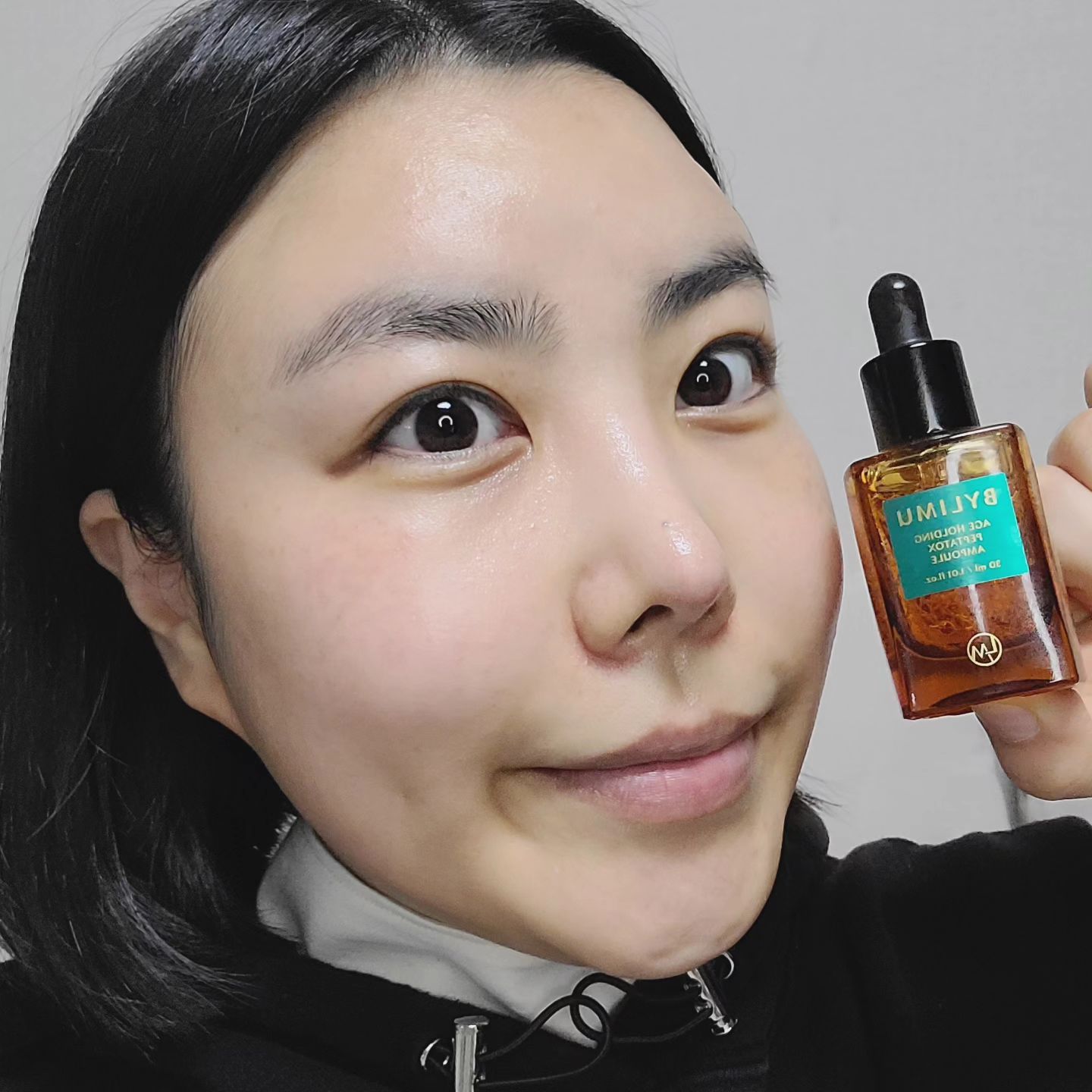 #협찬

✅️ 바이리뮤<에이지 홀딩 펩타톡스 앰플>
bylimu_official

세월이 야속해~😭
갈수록 잃어가는 탄력과 칙칙해지는 피부때문에 고민이 깊어지신다면 주목✊🏽 

바이리뮤, 에이지 홀딩 펩타톡스 앰플은 미백/주름개선 2중 기능성 화장품으로 촉촉한 수분감에 쫀쫀한 탄력감을 더하여 탄탄하고 건강한 피부로 가꾸어주는 멀티 안티에이징 고농축 앰플이에요🤎🤎

✔️5가지 안티에이징 항목&피부 볼륨, 탄성회복력, 윤기 개선에 대한 인체 효능 평가 완료⭕️
✔️피부자극지수 0.00 무자극성 

자세히 보시면 실타래 같은게 보이시죠?!
이 실타래 캡슐은 피부 보습막을 형성하여 피부를 촉촉하고 윤기있게 가꾸는데 도움을 줘요🤗
제형은 실처럼 쭈~욱 늘어나는 스티키한 제형으로  영양감 있게 스며들어 건조함을 채워 건강하고 활력있는 피부를 선사해줍답니다🤎

요즘 컨디션이 좋지못해 피부가 까칠하고 건조했는데 깊은 보습감과 쫀쫀함!! 생기가 느껴져서 완전 만족×10000 엄지따봉 앰플 인정!

#바이리뮤 #바이리뮤앰플 #부활초앰플 #탄력재생앰플 #보습앰플 #미백앰플 #앰플 #주름앰플 #안티에이징앰플 #앰플추천 #탄력앰플 #재생앰플 #주름개선화장품 #안티에이징화장품