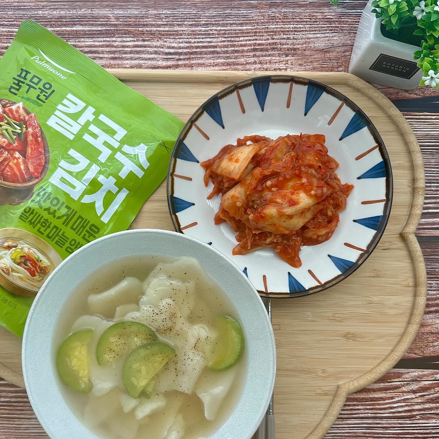 #제품협찬 #풀무원 #칼국수김치

추운 겨울이면 생각나는 음식이 바로 칼국수와 수제비에요
집에서도 종종 만들어 먹는데 칼국수나 수제비와 함께 먹으면 더 맛있는 김치인 풀무원 칼국수김치 있더라고요!

풍부함 양념에 마늘과 고추씨가 들어있어서 칼칼하게 먹을 수 있어요
마늘, 고춧가루, 홍고추가 조화롭게 들어가 있고 양념이 풍부해서 맛있고 매콤하게 즐길 수 있는 김치에요

국물요리와도 잘 어울리고 수육과 함께 먹어도 즐겁게 먹을 수 있어요
따로 자를 필요 없이 한입크기로 잘라져 있어서 집에서 뿐만 아니라 캠핑이나 여행때 챙겨가서 바로 맛있게 먹을 수 있어요

김장독 원리를 활용해서 김치의 아삭함과 신선함을 오래 유지해준다고하니 국물요리를 먹을때 수육이나 칼칼한 김치가 생각날때 종종 먹어야겠어요! 

집에서 바로 만든 수제비와 함께 먹으니 더 맛있게 먹었답니다.
칼국수나 수제비, 수육을 먹을때 더 맛있게 먹을 수 있는 풀무원 칼국수김치와 함께해보세요~

#풀무원칼국수김치 #칼국수김치 #수제비김치 #풀무원김치 #마늘김치 #맛김치 #아삭김치 #칼국수 #수제비 #수육 #김치추천 #김치레시피 #김치맛집 #해물칼국수 #칼김 #수육김치