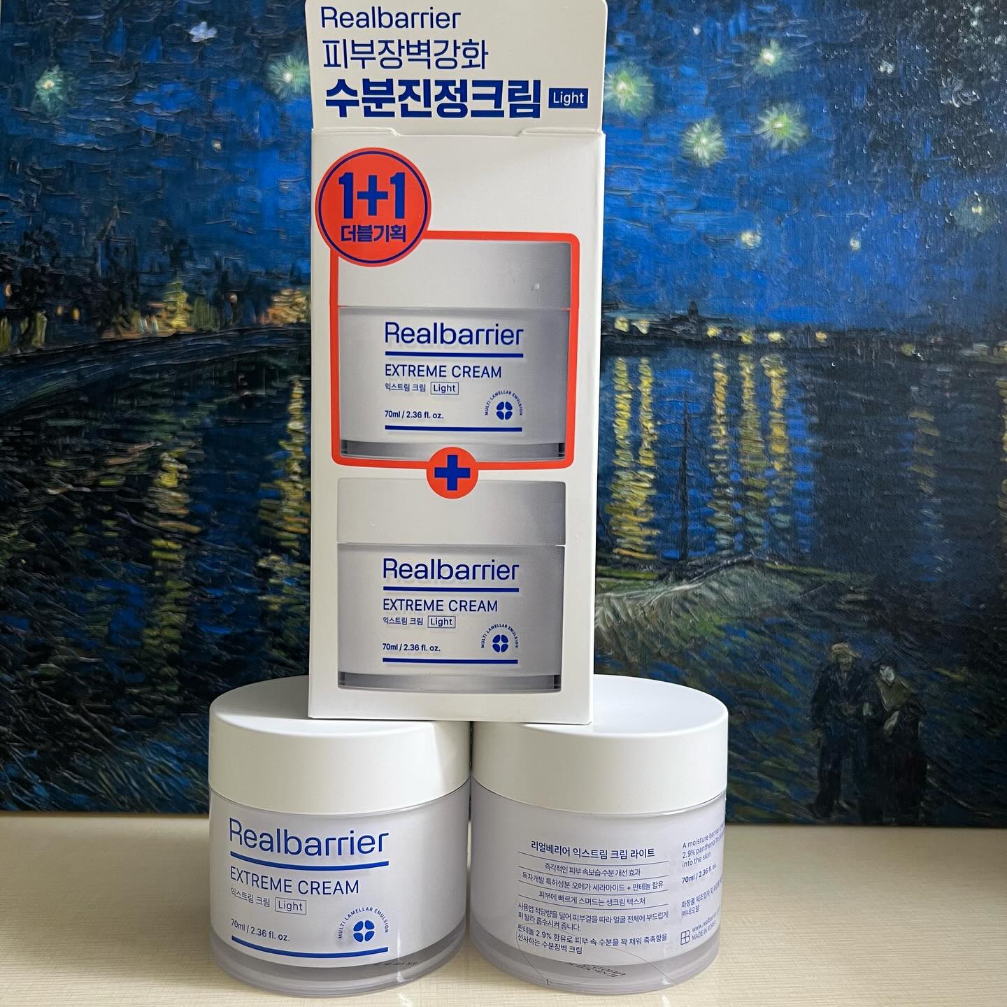 #광고

다들 까치 까치 설날을 기대하며
좋은 꿈~꾸시는거 맞죠?🍀🌝🍀

저는
:요즘 건조한 날씨 덕분에,,
사막화된 피부 무너진 피부 밸런스때문에
걱정하다가 탄탄한 피부 장벽으로 
만들어주는 익스트림 크림 라이트🧊를 만나
꾸준히 사용하고 있어요🙂✨

익스트림 크림 라이트는 
피부 장벽 전문 더모 코스메틱 브랜드인
리얼 베리어가 리브랜딩되면서 
새로운 모습으로 출시된 크림이라
기대했었는데 기대감 이상으로
만족한 수분 진정 크림 익스트림 크림 라이트예요😻🩵

판테놀 포함 6종의 히알루론산 성분 함유로
피부에 더 빠르게 수분을 보내줘 피부 건조함 해소해줍니다🫶🏻

쫀쫀한 생크림과 흡사한 제형으로
끈적이없는 사용감으로 피부를 쫀득하고 촉촉하게
가꿔줍니다🦦💚

익스트림 크림 라이트 흡수하고
화장한~날에는 팩도 미스트도 필요없을 
정도로 촉촉해서 자주 사용하게 되네요🪽

#리얼베리어 #익스트림크림라이트 #익스트림크림 #피부장벽강화수분진정크림 #수분진정크림 #올리브영 #올리브영수분크림 #올리브영크림 #올리브영추천템 #수분크림추천 #수분 #피부 #수분크림 #일상