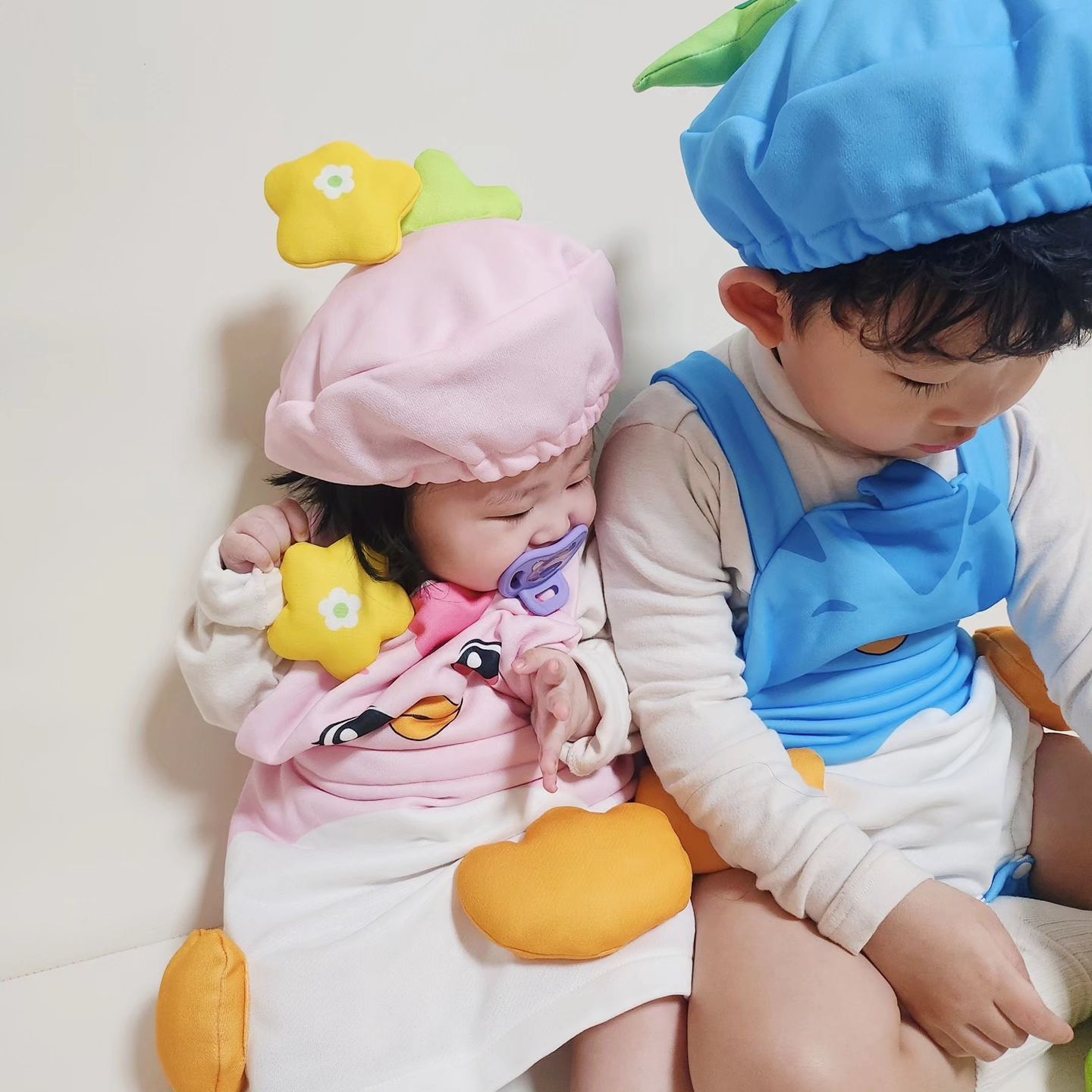 옷장 가득한 제작 옷들 🥲
서율이때는 10일 단위로 그렇게
잘 찍어줘놓고 소율인 ,,,,, 🤣

앞으론 서율이 오빠랑
많이 찍어보자 😅 ???

그나저나 오늘 금요일인지 몰랐다 ..
하원차량에서 낮잠이불을 건내주셔서
아? 오늘 금요일이구나 😂 
독박육아 당첨 🥲!!!!!!!!!
뭐하고 놀아주지 🤔
.
.
#육아의길 #🐯🐴🐭🐰🐉#힘내자 #독박육아