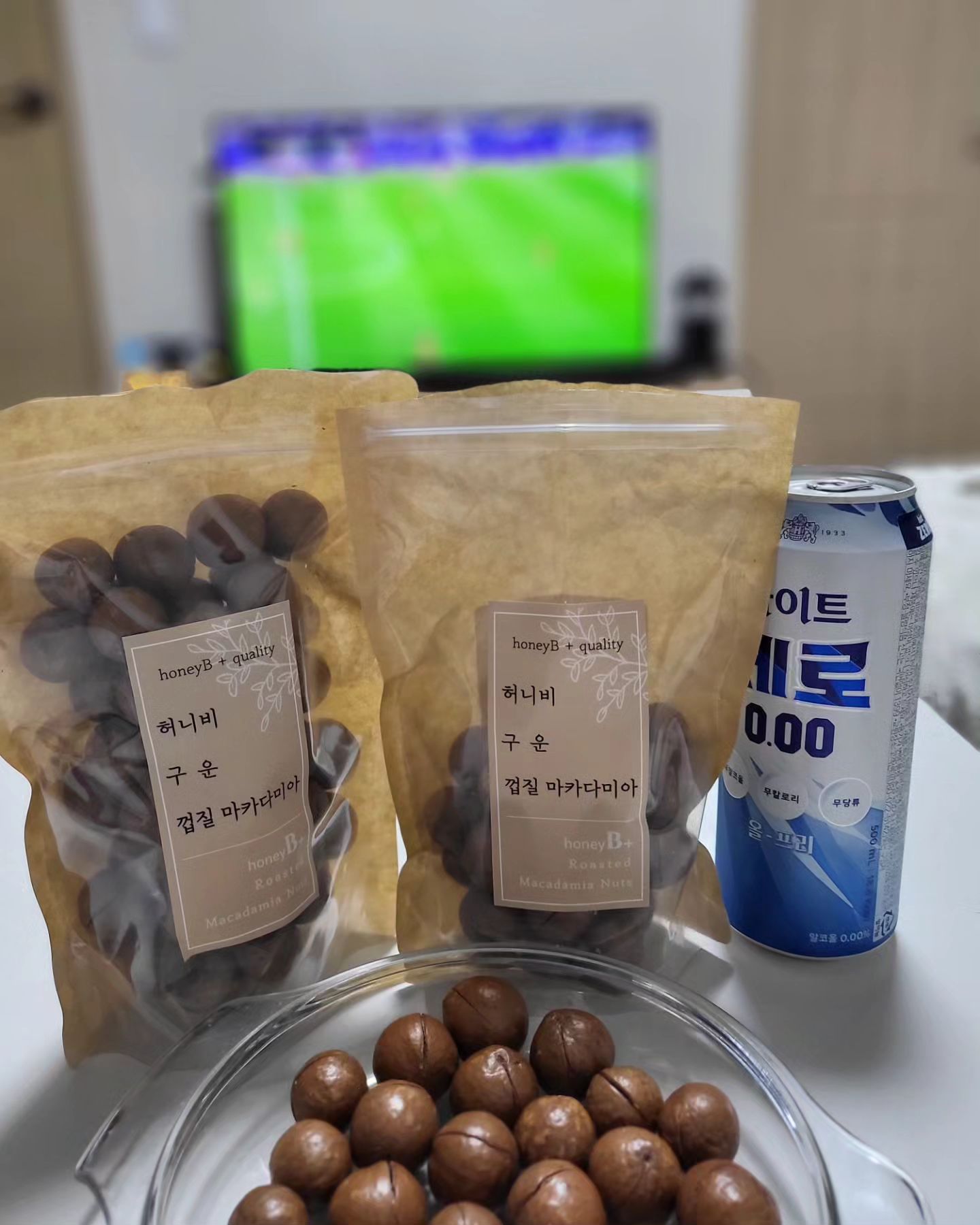 #광고 #협찬 #제품제공 허니비마카다미아🍯
아시안컵 4강 진출🙊🙉🙈
호주와 빅 매치 경기를 저는 허니비마카다미아와 함께 즐겼답니다😍
마카다미아 효능을 간단하게 이야기드리면
▶️ 심혈관 건강
단일 불포화 지방산인 오메가3, 오메가6 지방산이 풍부해요
혈중 콜레스트롤 개선 효과와 심장질환의 위험을 줄이는 데에 도움을 줍니다👍
▶️ 항산화 효과
산화 성분인 비타민 E와 세레스톨 등을 함유하여
세포 손상을 예방 및 신체를 활력있게 유지하는 데에 도움을 줍니다💪
▶️ 체중 관리
식이섬유와 단백질이 풍부하며 오랫동안 포만감을 유지하도록 하요 체중관리에 도움을 줍니다💓
다음 4강전에도 저는 허니비마카다미아와 함께하려구요🥰
✅️ 칼로리 : 약 260 kcal
✅️ 탄수화물 : 약 5 g (당류 : 약 4.6g)
✅️ 단백질 : 약 3 g
✅️ 지방 : 약 27 g
(35 g 기준, 원산지랑 가공방식마다 차이가 있을 수 있어요!)
❣️ 네이버/쿠팡/SSG/롯데ON에서 구매 가능합니다❣️
honeybplus
아 그리고 저는 마카다미아 오프너가 안보여서 숟가락으로 쉽게 깔수있는 팁도 공유드려용❤️❣️💞💕
#마카다미아 #마카다미아넛 #마카다미아인쉘 #마카다미아너츠 #마카다미아효능 #마카다미아껍질 #베트남마카다미아 #호주마카다미아 #통마카다미아 #까먹는마카다미아 #껍질마카다미아 #로스팅 #허니비 #허니비플러스 #허니비마카다미아 #견과류 #견과류추천