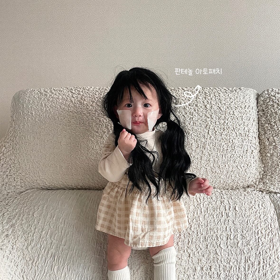 #제품제공 #앙또미뇽 
여러분 나 요즘 피부관리 중이다요~? 

내 꿀피부 어떤디?🫶🏻

씻고나서 로은이 얼굴에 판테놀아토패치 붙여주고있답니다
왼쪽 볼에 붉은끼가 자주 올라오는데 붙이고나서 담날 진짜!
가라앉음… 나 지금 쓰면서 느낌 
분명 어제 심각하게 올라왔던게 진짜 호전됨 🥹
진작 붙여줄걸…이렇게 쉽게 

 anto.mignon 최고🖤

지금 딱 사용하기 좋아요!
춥고 건조한 날씨 속, 우리 아기 피부에 부착하여 건조, 가려움 등에 피부 문제를 집중 케어해 피부 고민을 덜어줄 ’판테놀 아토패치‘

겨울에도 내 피부 지켜됴 🖤

#아기피부 #베베모델 #모델 #키즈모델 #자매 #자매룩 #자매맘 #베베모델꿈나무 #앙또미뇽 #아기패치 #판테놀 #판테놀아토패치 #베베패치 #베베로션