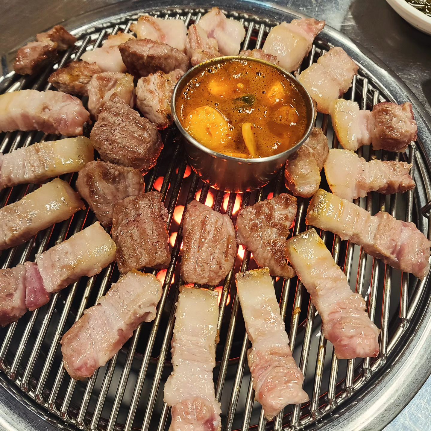 #연탄과친한돼지#흑돼지맛집#노형동#제주첫날저녁성공
고기 진짜 맛있네요~~~~👍🏻👍🏻👍🏻