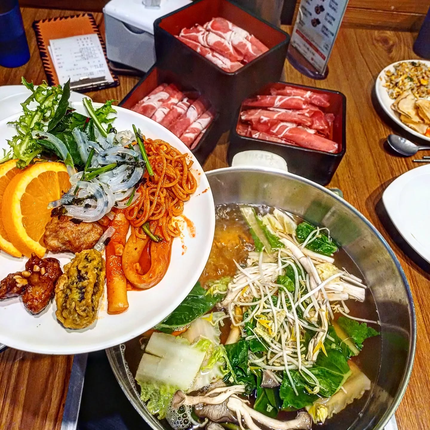 #채선당플러스위례신도시점 

제가 자주가는 위례 단골 맛집
#채선당플러스 다녀왔어요 ❤️🩷🧡💛💚💙

넓고 깔끔해서 가족모임으로 자주 방문하고 있어요.
샤브샤브 뿐만아니라 월남쌈에 샐러드 뷔폐까지 가능한데
샐러드 뷔폐 퀄리티가 엄청 좋아요!!
밥 잘 안 먹는 저희 아이더 채선당플러스 방문하면
몇 접기나 먹는지!!!!

깔끔한 샤브 국물에 신선한 소고기!!
무한리필 가능한  다양한 야채와 샐러드, 각종 음식등!!

샐러드(치킨, 쫄면, 피자..ㅋ)로 시작해서 
따뜻한 샤브샤브와 함께 월남쌈 싸서 먹어주고
한국인의 디저트 칼국수, 수제비 끓여 호로록 🥰
아이스크림으로 마무리했어요.
죽을 못 먹은게 아쉽지만 대만족!!!!

#위례맛집 #위례가족모임 #위례샤브샤브 #위례월남쌈 #위례뷔폐 #맞팔 #먹팔