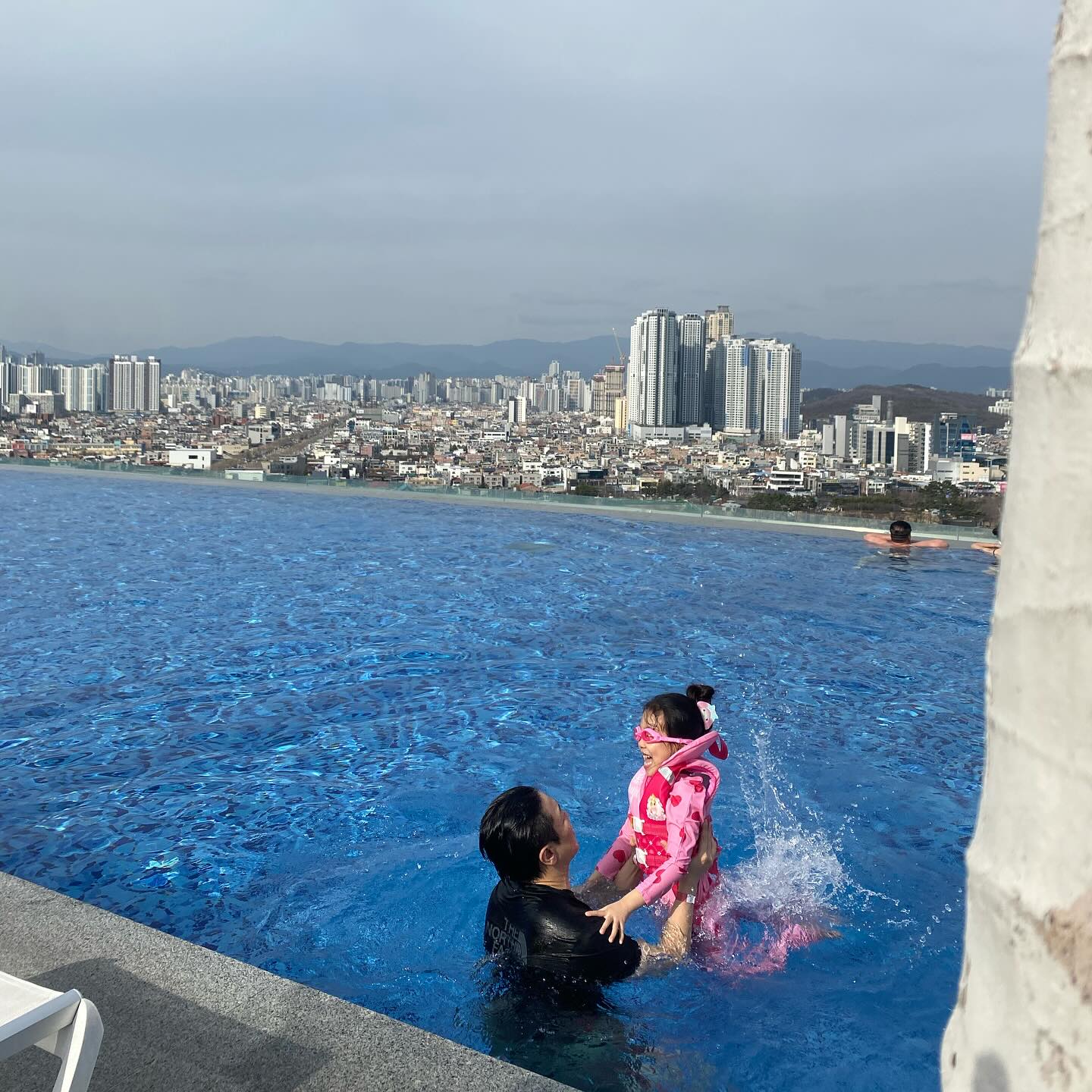 🐳

추운줄도 모르고 우리 세식구 
물개처럼 신나게 놀고 왔지ㅎㅎ✨

원래는 저녁에 막창 먹으려고 했는데 
전날 과음으로 인해 막창을 못 먹고 와부렸네..😳
다음을 기약하며 ㅎㅎㅎㅎ