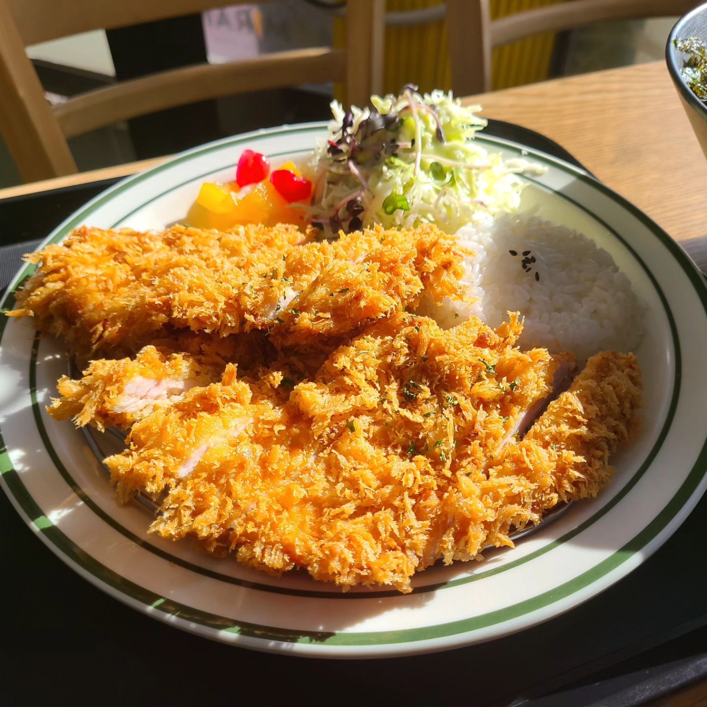 #협찬
🧆 모미락 석남점

📌 위치 : 인천 서구 옻우물로14번길 9
⏰️ 시간 : 11:00 ~ 20:30
☎️ 번호 : 032-577-8058

남자분들의 소울푸드라고 하죠!?
제육과 돈까스가 맛있는 석남동 모미락🤩🤩🤩
돈까스, 모밀, 덮밥에 여러가지를 한번에 즐길수 있는 세트메뉴 등 다양한 메뉴가 있는곳인데요

72시간동안 저온숙성된 국내산 돼지고기를 사용하여
바삭바삭 튀겨낸 돈까스가 너무 맛있었는데요!!
튀김가루를 바삭하게 튀겨서 바삭한 식감을
더욱 살아있었고 소스는 달콤했습니다👋👋👋

고추장 불고기 덮밥입니다!!
부드러운 돼지고기 볶음에 김가루듬뿍 조합 아시죠!?
매콤하고 달콤한 양념에 부드러운 계란까지!
밥 양도 진짜 많더라구요

#모미락#석남동모미락#모미락석남점#석남동돈까스#석남역맛집#석남동맛집#석남동냉모밀#석남동잔치국수#석남동우동#석남동분식#석남동제육#가좌동맛집#인천가좌동맛집#가좌동돈까스#인천가좌동돈까스#인천가좌맛집#먹스타그램#먹팔#먹스타#먹팔해요#먹소통#좋아요#좋아요반사