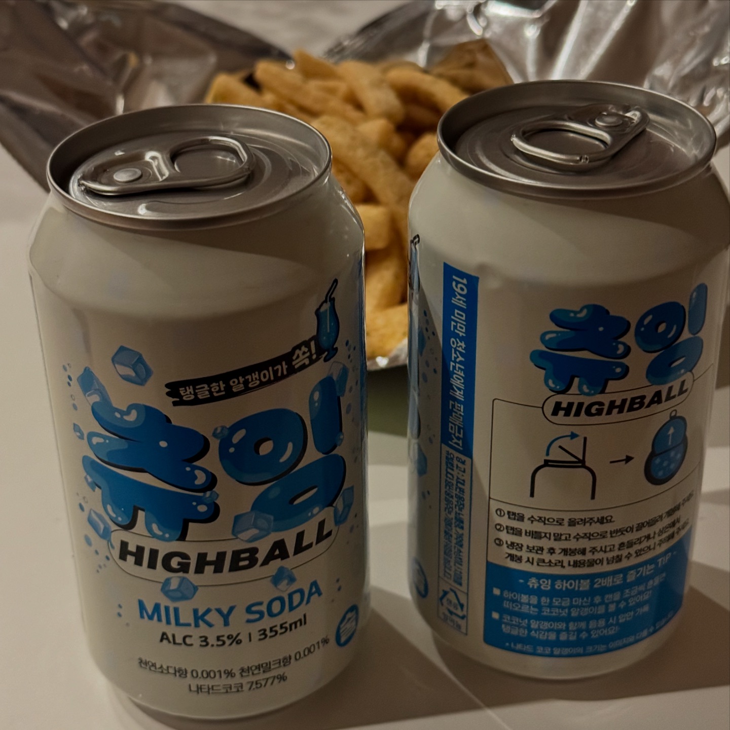#협찬 🍹 #카브루 에서 나온 국내 최초 #씹어먹는하이볼! 🍹
이번에 시음한 제품은 바로 츄잉 하이볼 밀키소다 💙!!

한 모금 마시면 소다의 달콤함과
나타드코코의 씹는 재미가 동시에
3.5%의 저도주로, 술린이도 부담 없이
마실 수 있는 완벽한 하이볼🙌

풀 오픈 탭을 열면 부드러운 탄산감과 함께
코코넛 알갱이의 탱글한 식감을 즐길 수 있어요.

저처럼 소다맛을 좋아하는 분들에게 강추!

단독으로 마셔도 좋고, 시원한 여름 안주랑도 딱이에요! 🍋🍕
개인적으로는 과자도 같이 딱 사와서 거기에 먹으면 찰떡궁합😋

👉 GS25에서 4CAN 12,000원으로 득템 가능!
알쓰들도 가볍게 즐길 수 있는 이색 하이볼, 놓치지 마세요! 🛒

#gs25편의점 #카브루하이볼 #gs25하이볼
 #편의점하이볼 #캔하이볼 #하이볼추천 #gs25신상
 #하이볼신상 #HIGHBALL #KABREW #gs25 
#믹솔로지 #술스타그램 #술추천 #신상술 #츄잉하이볼
 #소다맛하이볼 #츄잉하이볼밀키소다 #코코넛하이볼

kabrew 🌟