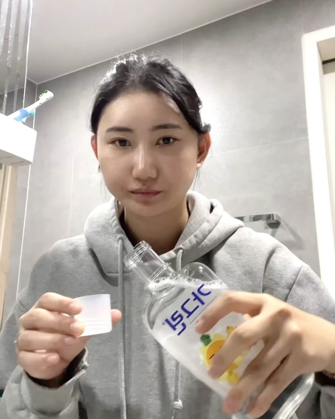 #광고 #협찬

야외활동 혹은 미팅 전후에 사용하기 좋은 가그린!
이번에 카카오프렌즈와 콜라보하여 유자민트 가그린이 출시되었어요

상쾌한 유자향에 시원한 민트향이 만나 더욱 상큼해졌어요!
구취제거는 물론이고 충치 및 치은염도 예방되어 아주 좋아요

현재 올리브영에만 입점해있답니다 !
.
.
#가그린 #유자민트 #가그린유자민트 #카카오프렌즈 #춘식이 #라이언 #구취제거 #선물추천 #올영추천템