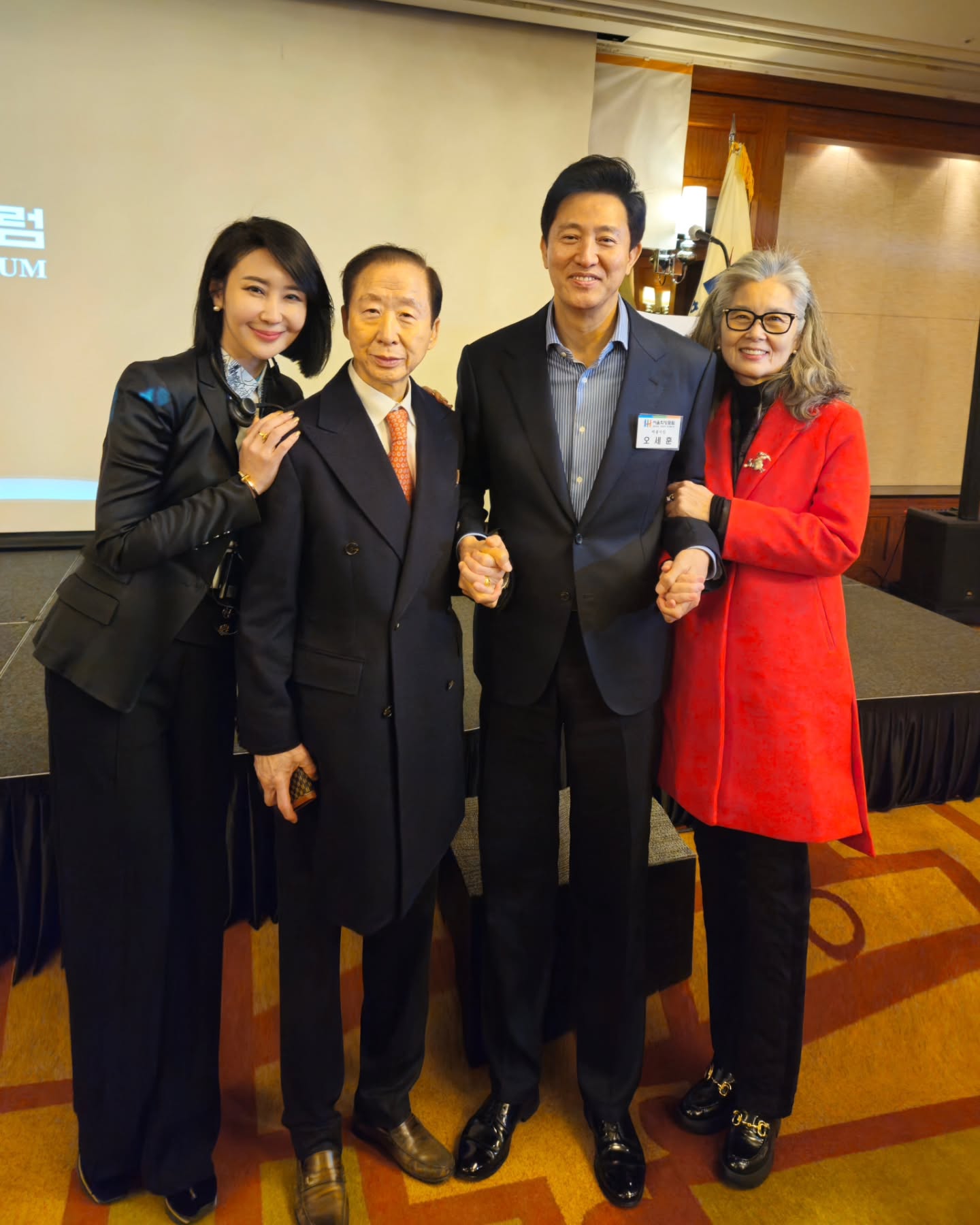 #파르나스 #연말모임
올해를 마무리하는 마지막 행사가 될듯합니다.
18년째 진행되는 연말포럼행사 잘 마쳤습니다♡
이번 포럼은 나경원 의원님의 강연과 오시장님, 강남구청장님, 송파구청장님의 축사로 진행 되었는데 시의원님,구의원님,300명의 회원님들과 가족,지인분들도 함께해주셔서 더욱 풍성했습니다.
내년에는 온,오프라인의 더 발전된 일들로 함께할께요 ~