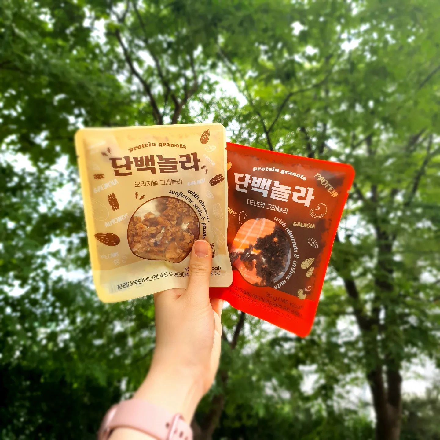 #광고 아침에 간단하게 먹기 좋은 프로틴 그래놀라 [단백놀라]
.
바쁜 아침 제 필수템 단백놀라에요👍
.
1회분 30g씩 들어있어서 휴대하기 좋고, 개봉하자마자 고소하면서 달다구리한 냄새부터 너무 맛있음❤️
.
귀리오트랑 메이플 시럽을 사용하고, 고단백질인 분리대두단백이 함유돼서 단백질까지 챙길 수 있어요~ 당 함량도 낮고 베리베리 좋다구!!!
.
어메이징오트랑 같이 시리얼 말아 먹듯 단백놀라를 먹는데 개인적으로 초코맛이 더 맛있어요!! 달다구리한 속세의 맛ㅎㅎㅎ
.
업체로부터 제공받은 제품입니다.
https://danchelin.com/surl/P/99
.
#프로틴그래놀라 #단슐랭 #단백놀라 #그래놀라 #단백질과자 #다이어트간식 #다이어트과자 #프로틴과자 #다이어트시리얼 #프로틴시리얼 #단백질시리얼 #단백질그래놀라 #초코그래놀라 #다이어트그래놀라 #그래놀라다이어트