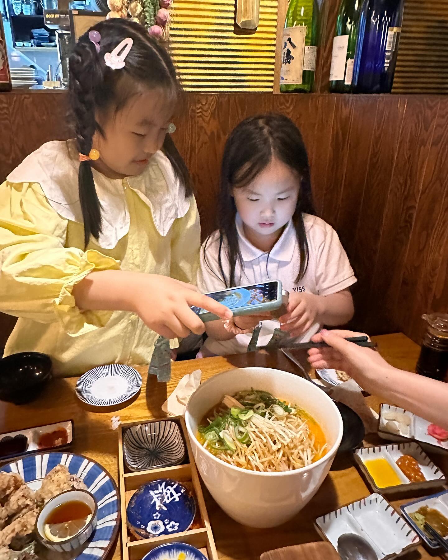 밀린 기록😍

4살때 얼집에서 만난 베이비들♥️
이렇게 같은 꿈을 꾸며 함께
스타트하는 너희들을 격하게 응원해🙌🏻🥰

작년에도 시간 안 맞아 불발되고
아직은 어리다는 판단에 그렇게 시간이 흘러
2024년 시작과 함께 웃음꽃 활짝 에너지 
한가득 받고 반가운 오랫만에 만남♥️

한 것도 없는데 언니가 늘 고맙다고
엊그제도 너무 거하게 얻어먹어서👍🏻👍🏻👍🏻
다음엔 제가 꼭 쏘게 해주세요🫶🏻🫶🏻

우리 늘 지나치면서 함가보까 했는데
당일예약 아님에도 기가 막힌 타이밍 
운 좋아서 역시 우리는 이러면서 
#센도수산 
회를 너무 좋아하는 아이들👍🏻

우리 넷 너무 행복한 시간 보내고 
너무 아쉬울 정도로 흐흐

다같이 인증샷 못남긴게🤣

담에는 와인과 하이볼 제대로 타드릴께요😘

미코출신 배우 연예인 언니 
이리 맘대로 올려도 되나 몰라♥️

yuk_sarah 🥰🫶🏻👍🏻

아이들로 인해 늘 좋은 에너지 받고 
우리도 좋은 인연 평생 인연♥️

니네 진짜 나중에 아이돌 되면 
너무 웃기겠다ㅋㅋㅋㅋㅋㅋ

스토리 사연 오만개인데🤪