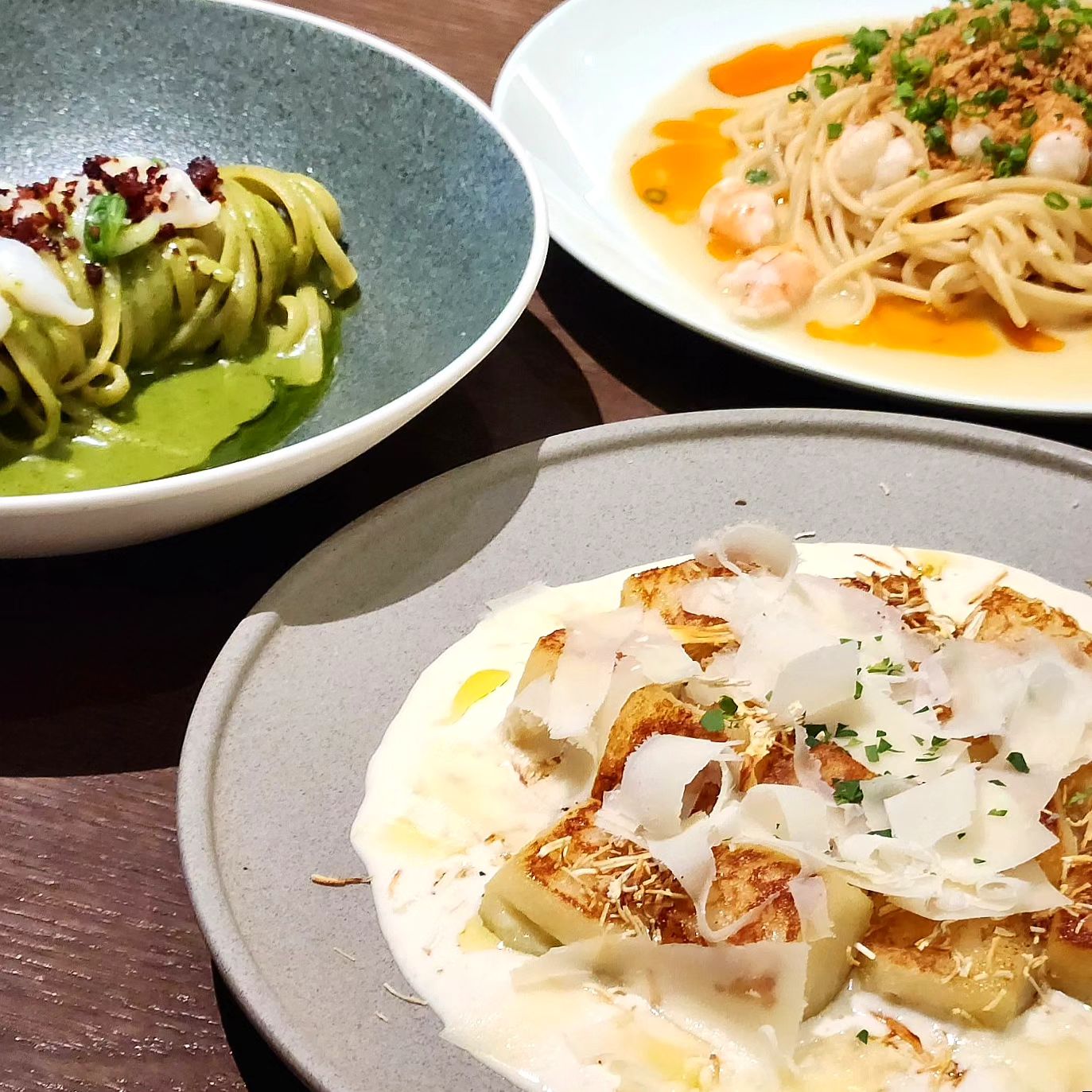 🍷세디치(성수)_새우크럼블, 바질 페스토, 마스카포네 감자 뇨끼

성수역 근처 모임/데이트/소개팅하기 좋은
이탈리안 캐주얼 다이닝 세디치

1월에 친구들이랑 연초 모임을 했었던 곳인데요
분위기도 좋고 맛도 좋았어서 추천해 드리려고 왔습니동

🍷새우 크럼블
 - 이게 뭔가 싶은 첫 맛, 먹다보면 감칠맛에 계속 먹게 되는 맛
 - 새우 맛이 한가득 곁들여진 새우오일파스타
🍷바질 페스토
 - 시즌 메뉴인 게 너무 아쉬웠던 맛
 - 갑오징어와 바질페스토, 바질오일의 조화가 좋았던 링귀니 파스타
🍷마스카포네 감자 뇨끼
 - 마스카포네 크림 소스가 아주 맛있었던 맛
 - 감자 뇨끼의 쫀득하고 위에 올려진 감자채까지 굳굿

🔅성수역 3번 출구에서 가깝고 분위기 맛집이라 
  데이트나 모임하기에도 좋은 곳이에요!
그리고 와인 종류도 다양해서 와인 마시며 맛난 음식 먹기도 짱 조음!

✔건물 지하에 주차 가능 (평일 1시간/주말 2시간 무료)
✔예약 가능 (캐치테이블, 네이버)
✔5인 이상은 전화 예약 (02-466-0160)
✔디너 및 주말은 노키즈존

🎈위치) 서울 성수이로22길37 성수동아크밸리 1층
🎈영업시간) 화 휴무
<월, 수, 목>​
11:30 - 22:00
(브레이크타임 15:00 - 17:30)
(라스트오더 14:00 / 21:00)
<금, 토, 일>​
12:00 - 22:00
(브레이크타임 15:30 - 17:30)
(라스트오더 14:30 / 21:00)
🎈자세한 후기) https://in.naver.com/ye_ttomeok
-
마스카포네 감자 뇨끼 ￦23,000
바질 페스토(시즌 메뉴) ￦21,000
새우 크럼블 ￦20,000
-
© 2024. ye또먹 All rights reserved.
📌#ye또먹_성수 #ye또먹_파스타
#세디치 #성수맛집 #성수역맛집 #성수핫플 #성수데이트 #성수파스타 #파인다이닝 #다이닝바 #성수동핫플레이스 #성수동핫플 #성수와인바
#먹팔 #먹스타소통 #맛집추천 #먹스타맞팔 #맞팔 #좋반 #좋아요 #foodstagarm