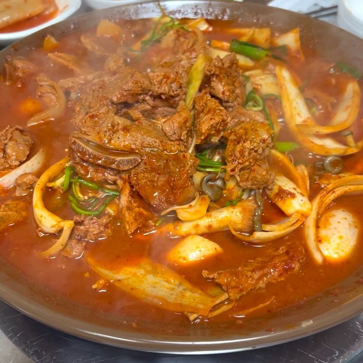 🧸황할머니갈비집🧸

1976년부터 영업한 청주 갈비찜 맛집입니다😎 가게에 계신 모든 분들이 매콤 메뉴로 드시고 계셔서 저희도 매콤으로! 

음식 나오고 보니까 왜 오랜시간 맛집으로 유명했는지 딱 알겠더라구요😯 양도 엄청 푸짐하고 양념은 한국인이라면 무조건 좋아할 수 밖에 없는 맛! 갈비에 살도 가~득! 쌈으로 싸먹어도 맛있더라구요😚 

기본적으로 같이 나오는 면사리도 양념이랑 찰떡! 마무리로 볶음밥까지 드셔보세요🥸

▪️충북 청주시 상당구 남사로140번길 30

▪️매일 11:30-21:40 (브레이크 타임:15:00-16:30)

▫️매콤갈비찜(대) 48,000원 

#황할머니갈비집 #황할머니갈비찌개 #청주갈비찜 #청주맛집 #성안길맛집 #육거리맛집