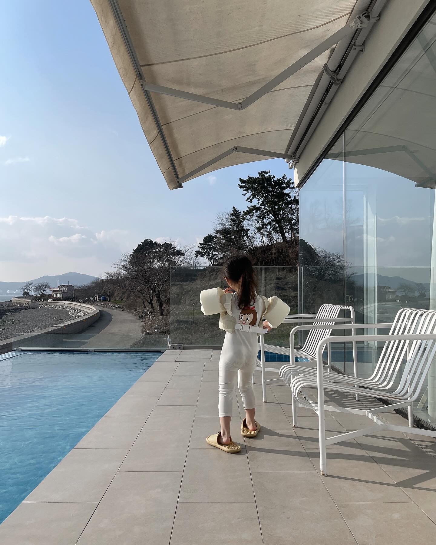 #숙소협찬 waypoint_pv 

날씨도 따뜻하고 물도 따뜻하고 수영 어푸어푸 💙🏊🏻‍♂️
너무 행복했던 남해 웨이포인트
이제 튜브 없이 암링만 있어도 수영 잘하는 내시키 
물놀이 맨날 맨날 하고 싶다고 여기서 살자는 ㅋㅋㅋ

여긴 정말 또 오고 싶은 그런 숙소 🏠

📍남해 웨이포인트
경남 남해군 서면 남서대로 1803-64
체크인 15:00 체크아웃 11:00
미온수풀, 노천탕, 바베큐, 욕실 2 (욕조1), 퀸침대 3, 정수기, 커피머신

#남해풀빌라 #남해숙소 #남해펜션 #웨이포인트 #웨이포인트풀빌라 #남해여행  #아이랑여행 #남해숙소 #남해숙소추천 #남해감성숙소 #남해감성펜션 #감성펜션 #풀빌라추천 #여행에미치다 #호캉스 #남해여행숙소