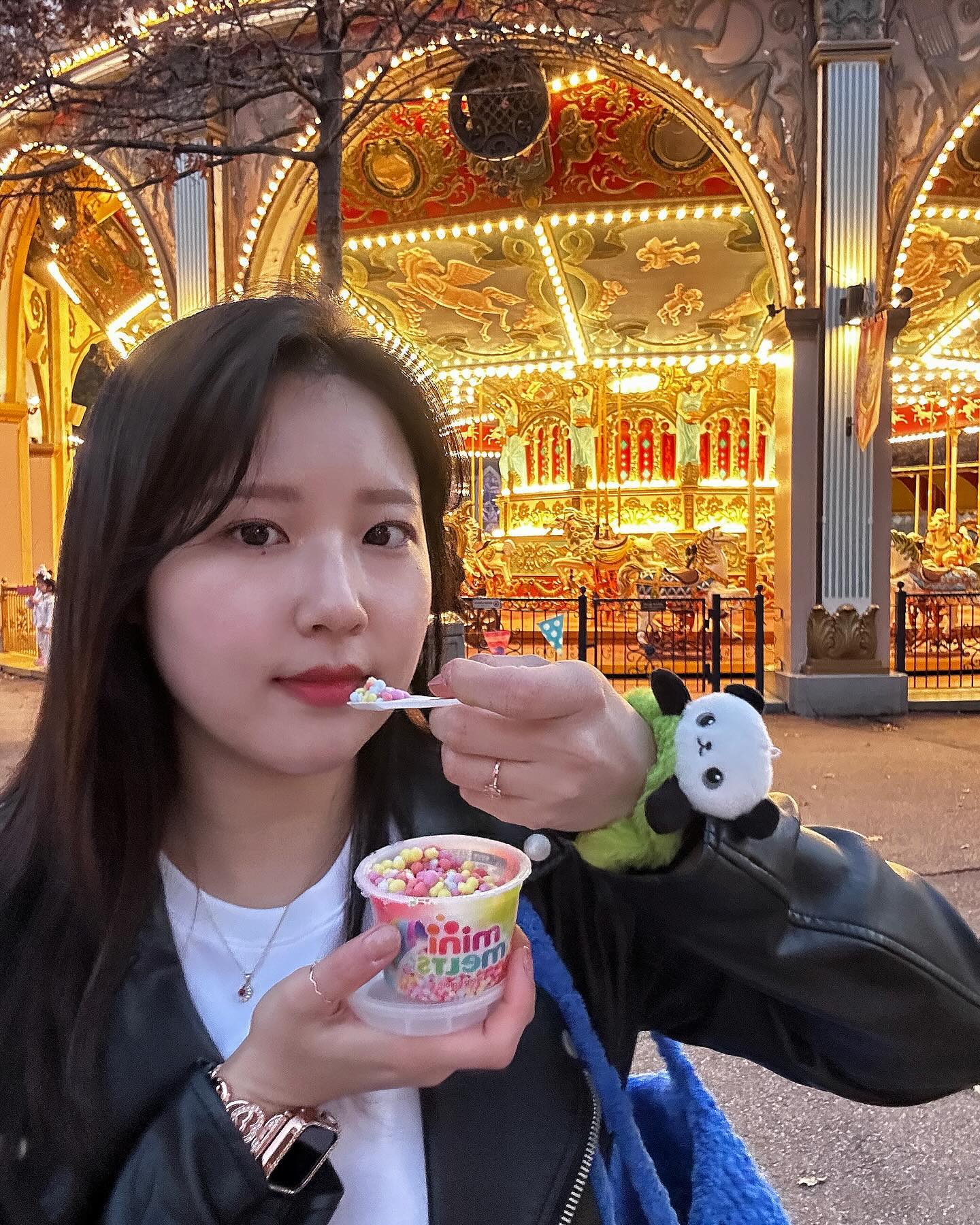어릴 땐 놀이공원 가면 모든 놀이기구 다 타려고 줄 서는 것도 안 힘들었었는데..
이젠 놀이기구 타면 어지러워,,😵‍💫😵‍💫

#놀이공원 #에버랜드 #놀이공원뷰 #놀이공원야경 #회전목마뷰 #회전목마 #구슬아이스크림냠냠 #푸바오인형 #푸바오뒷태 #자이언트판다 #용인푸씨 #바오패밀리 #바오하우스 #가죽자켓코디 #레이더자켓 #흰티에청바지 #여자코디 #환절기코디 #겨울코디 #얼리버드봄