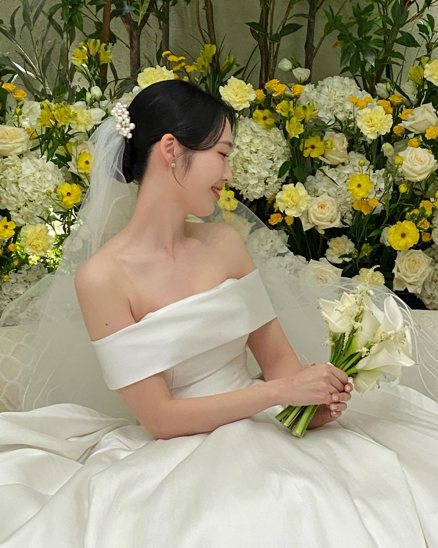 2024년 03월 16일
저희의 결혼식에 참석해주시고 응원해주신 분들께 진심으로 감사드립니다. 생각보다 안떨려서 당일까지도 마냥 신나서 즐겼던 것 같아요!
김채린 인생 잘살았다라는 소리 하루종일 듣던 날이었습니다 하핳
다 주변에 좋은 사람들만 있었기에 가능했던 거고, 그만큼 소중한 인연들이라 계속 좋은 인연 이어나갈거에요🤍 오래오래 잊지않고 간직하겠습니다.
바로 출근 예정이라 몇일동안 정신없겠지만 차근차근 한분씩 연락드리도록 하겠습니다! 연락이 늦어져도 섭섭해하지 마시고 기다려주세요🥹
너무너무 감사합니다! 이제 진짜 김유부🙋🏻‍♀️