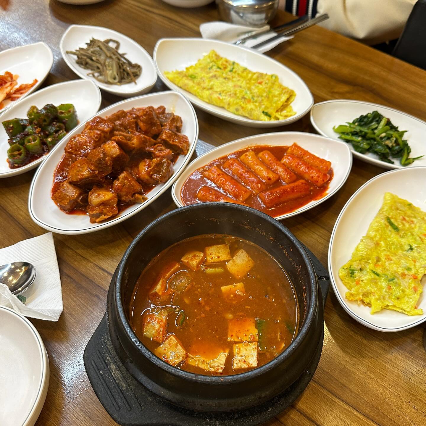 백반
여의도 기가막힌 백반집
점심시간 꽉차는 백반

많이 알지 않았음 좋겠는
봉태민장모님밥상

요일마다 다른 백반이
똑같은 메뉴 나와도 너무
맛있고, 계란말이부터 모두 리필
최고밥집!!

#먹스타#밥집#백반#백반사랑
#백반스타그램#먹팔#여의도밥집
#여의도#여의도맛집