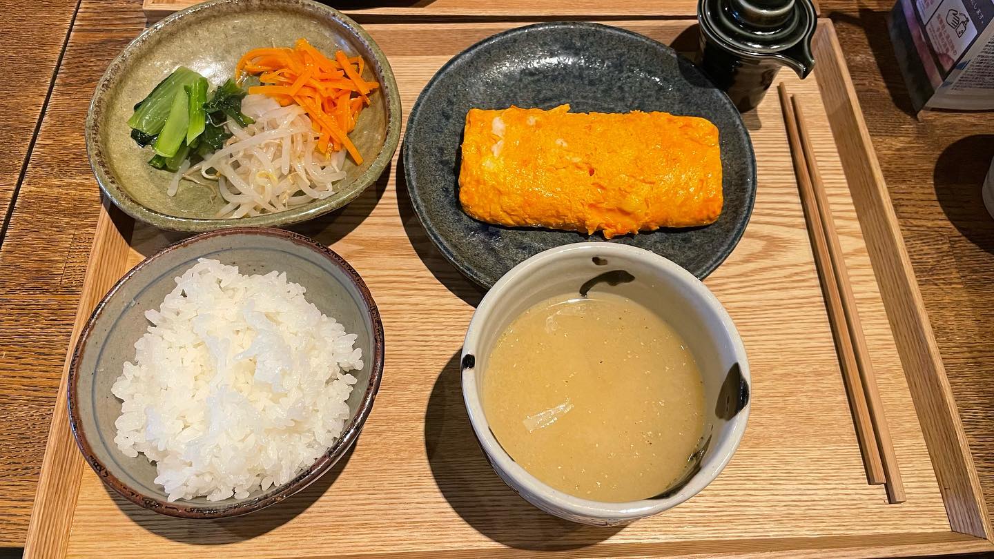 교토에서 먹었던 정갈한 일본 가정식😀 오사카 음식이 많이 짰는데 나름 슴슴한 맛이라 좋았다👍

#교토여행
#교토맛집
#일본가정식