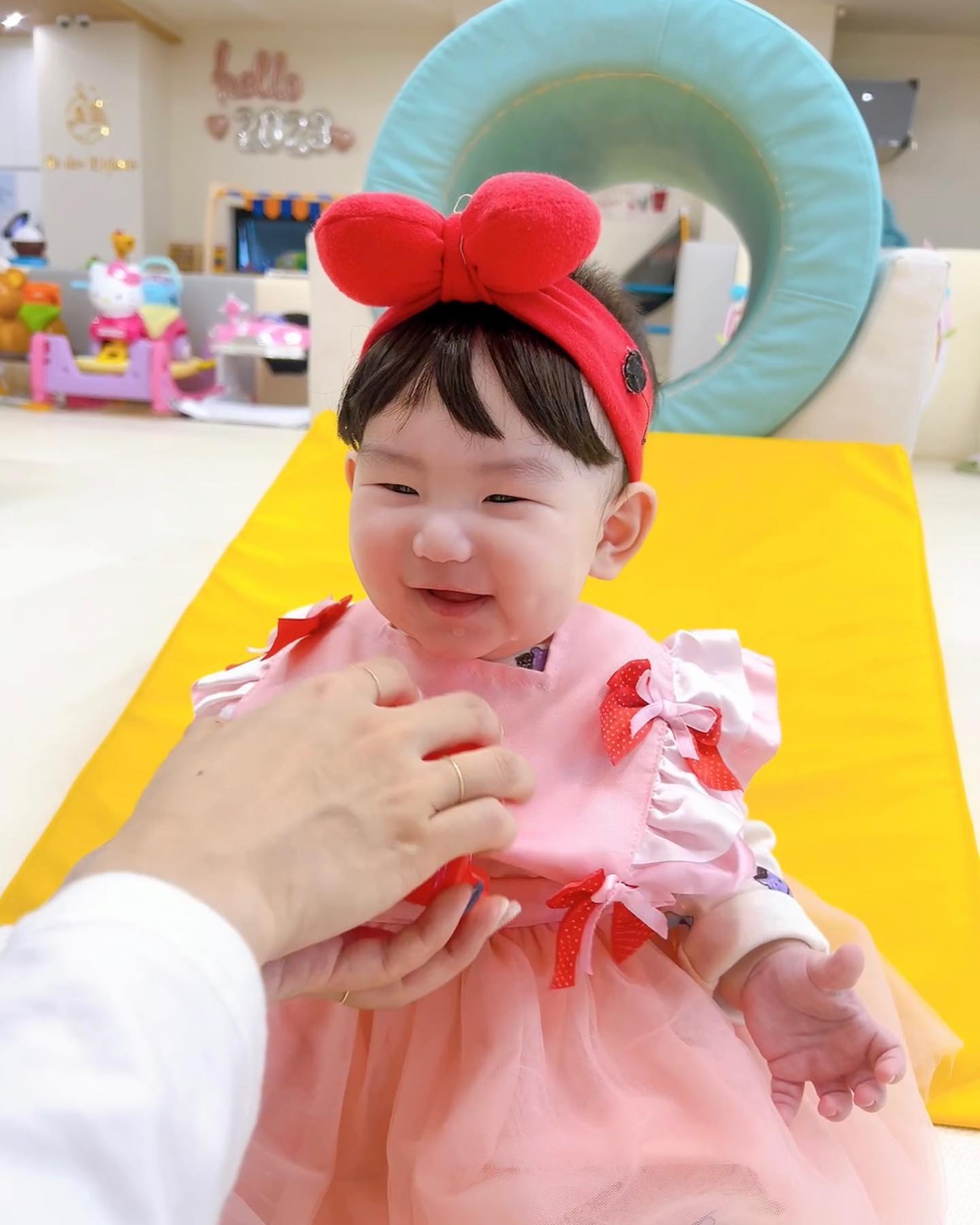 _
#도하야도하해♥️ 
엄마가 또 시작(?)했어요 
호시탐탐 저를 자꾸 도희로 만들어요 👧🏻
.
오늘은 뽀냥이형이 만지게도 해주고 옆자리에 앉게도 해주고 🐱
아빠랑 엄마랑 이몽이랑 베이비카페에서 재미지게 놀고 👨‍👩‍👦👱🏻‍♀️
밤에는 반짝반짝 크리스마스 미리보기도 했어요 🎄
오랜만에 외출을 찐-하게 한 햄볶한 날이에요 ✨
.
#뽀도하형제🩵 #애묘육아 #베이비카페 #육아기록 #흑묘띠아기