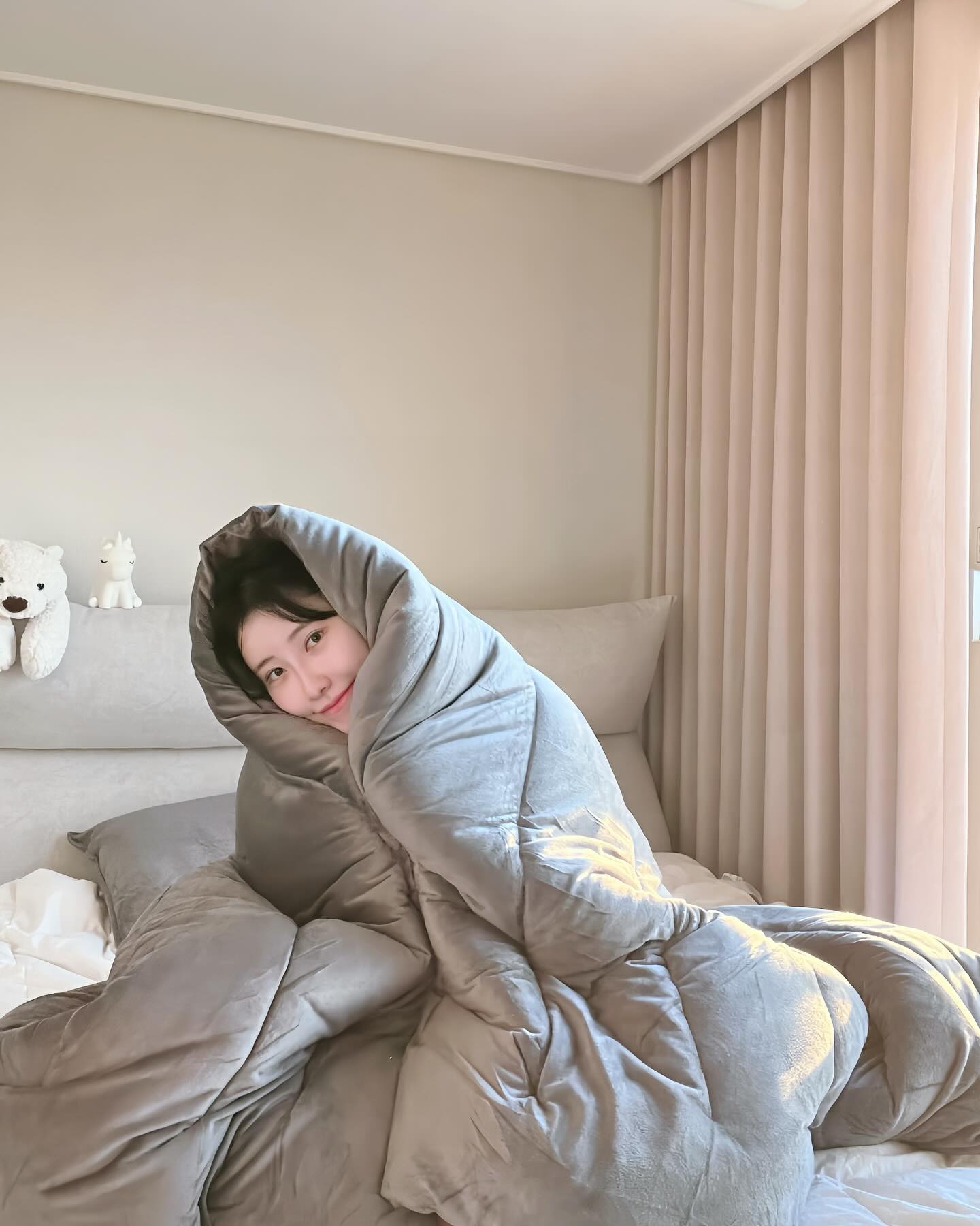 #협찬 nubizio nubizio_review
날이 추워져서 멜팅 자가발열 극세사 차렵이불 침구세트로 바꿔봤는데 자가발열로 엄청 따뜻하네용^^ 

1mm 고밀도 단모 극세사 원단으로
먼지 발생을 최소화하고 부드러움을 유지해
준답니당! 포근해서 잠도 너무 잘 와요 ❤️👍

#누비지오 #이불 #차렵이불 #침구세트 #극세사이불 #극세사이불세트 #겨울극세사이불세트 #극세사차렵이불 #극세사겨울이불 #이불세트