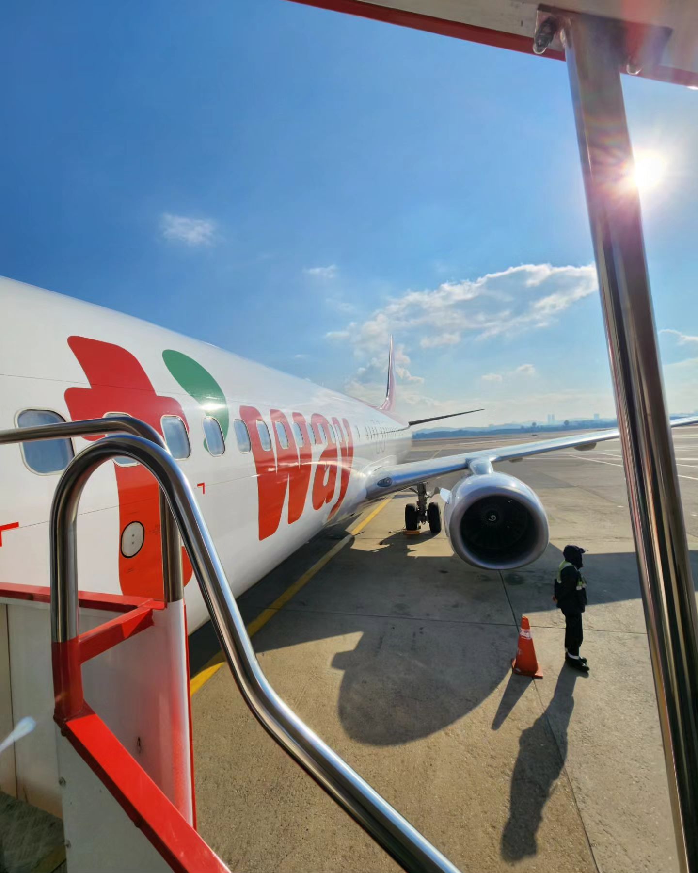 ✈️
제주도 1일차
김포는 맑음 제주도는 흐림
흐려도 너무 흐려서 4시에
#1100고지 가려했는데 해져버림
#희야네식당 갔는데 개인사로 영업종료
되는 일 없어서 우울했음
그래도 가는 길은 너무 예뻣음
한끼도 못먹고 배고프고 졸리고
그래도 #올레시장 가서 맛난거 먹고 기분풀림
숙소근처 #성산흑돼지두루치기 가서 밥먹
오늘 너무 피곤함
29시간 눈뜨고 있는 중
자야지

내일은 흐려도 재미있길˚ෆ*₊