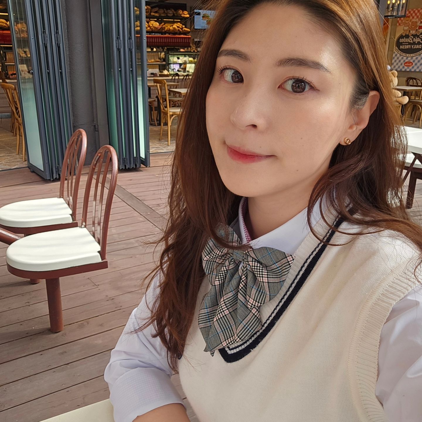 헤헤❤️
예상외로 물어보시는 분들이 계셔서 헤헤
피부과에서 약 처방 받아서 같이 복용하는 중인데
여드름도 안생기고 붉은기도 가라앉아서 화장으로 완벽 커버 가능🥰🥰

여행용 약 챙긴다고 보니 약봉지 안에 용돈 넣어둔 남표니🫶🏻
남편이 시켜준 야옹이 네일과 함께 20년지기들이랑 재밌는 여행 출발💕