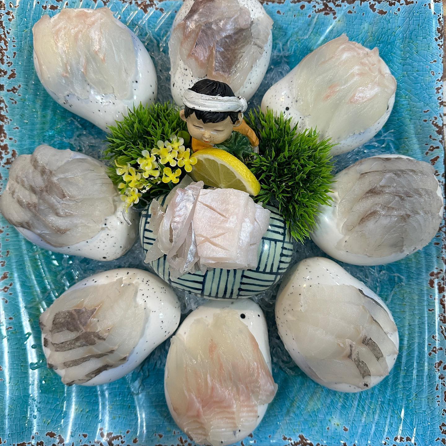 #협찬 
상차림비가 없는데 상다리 부러지는 맛집!

와 ,, 깐깐쟁이 저희 친정가족들 먹는내내 감탄하고 너무너무 만족하고 온 간만에 맛집이었는데요 !!
일단 세팅비없는거 무슨일 ..?!
없는만큼 빈약하겠지~~? 절대 NONO 뭐가 계속 나와요😳

저희는 한상차림(3~4인)먹었는데
추가금 전혀없이 다양한 스끼다시+싱싱한 해산물+회+매운탕까지 전부 다 나와요👍🏻
진쨔 이거 가능한거냐구 ,,,
그리구 다른곳은 스끼다시들이 많이 나와도 솔직히 손이 가는건 딱 정해져있어서
이거랑 이거랑 이거는 일단 빼주세요! 했는데 여긴 뺀거 하나도없이 손이 바빴어요🤭

매운탕은 어찌나 맛있던지 밥시켜서 야무지게 말아먹고
“와 .. 횟집와서 이렇게 배부르게 먹었다고?“ 했오요 !
그리구 사장님께선 또 뭐이리 친절하시나유🥹
한참 바쁜시간대였는데 손님 한분한분 직접 인사해주시구 맛있게 먹었는지 물어봐주시구😇

목포분들, 목포근처 사시는분들, 목포여행 하실분들이라면 꼭꼭 추천드려요 !!!!!!!

🔖 유성횟집
전남 목포시 북항로 190
11:00~21:30 (16:00~17:00 브레이크타임)
☎️ 061-242-6026 ☎️

▪️매주 수요일 정기휴무
▪️손님이 많구 단체손님도 많으니 예약추천! (주말저녁기준)
▪️갈치속젓 판매
▪️파닥거리는 생새우가 나옴(놀람주의,,난 온갖호들갑 다 떨었다는)
▪️주차공간 널널함
.
#유성횟집 #목포맛집 #목포횟집 #목포회센터 #목포민어 #목포북항민어 #목포여행 #목포해상케이블카 #목포북항맛집 #목포회추천 #목포가볼만한곳 #목포회포장 #목포북항횟집 #목포회맛집 #목포축제 #목포물회 #목포북항 #목포유달산 #목포삼학도 #목포유람선 #JMT