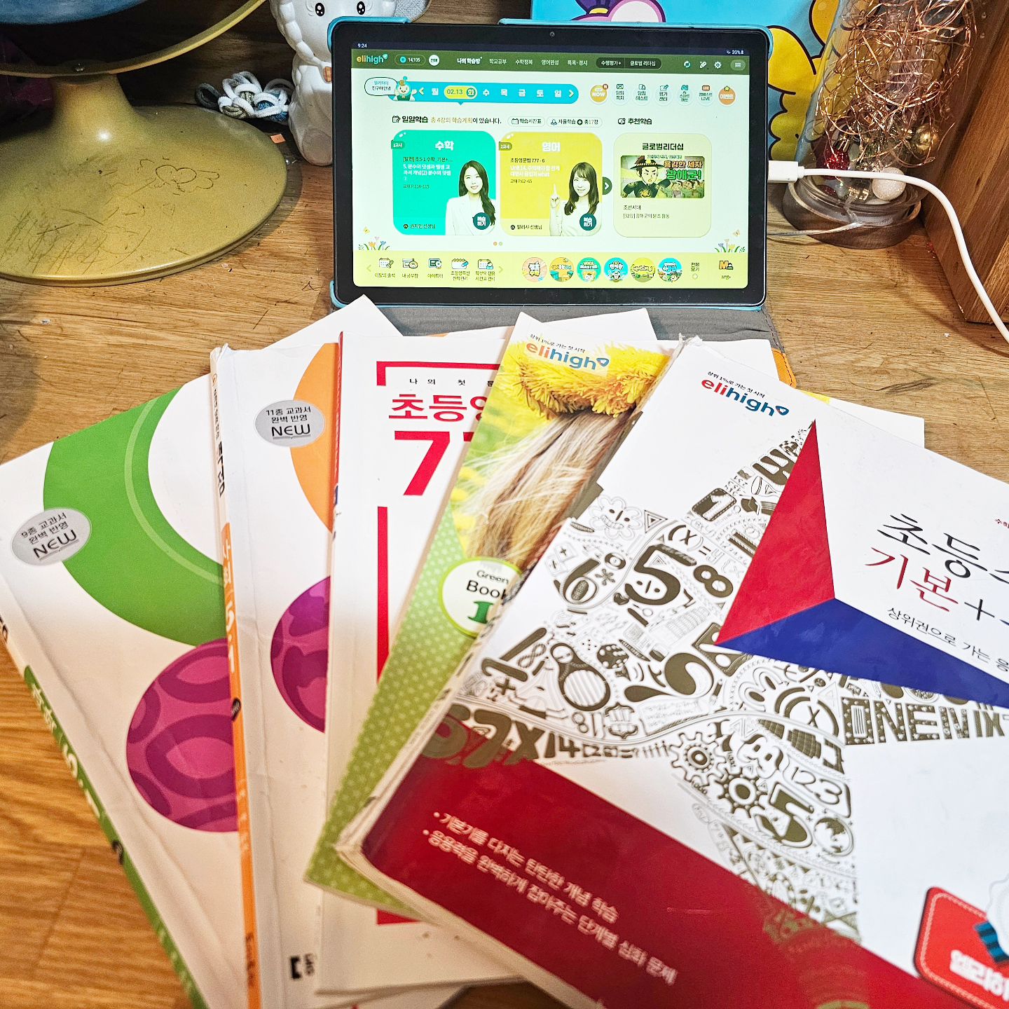 #협찬 🤗우리아이는 작년 12월 말부터 두달 남짓 초등 5학년 1학기 ✍️예습을 해오고 있는데요.

방학이 얼마 남지 않은 지금 이 시점에 구입했던 엘리하이 📚스마트 교재들도 거의 다 풀어가고 있고 👩‍💻강의는 완강을 향해 달리고 있네요.

오늘 피드는 엘리하이 서포터즈로서 마지막으로 올리는 피드가 될 거 같고요.

그동안 엘리하이로 학습하면서 성적도 좋아지고 아이의 학습습관까지 잡을 수 있어서 좋았어요.📈

🏫국어, 영어, 수학, 사회, 과학 모든 과목 학습도 가능하고 👩‍🏫엘리하이에는 초등 전문 스타 선생님이 여러명 계시기 때문에 아이와 맞는 분을 고르기도 좋았어요^^ 그래서 강의도 더 😍열심히 듣지 않았을까 생각해요!💕

엘리하이를 만나기 전 패드학습은 아이들이 유튜브나 다른 걸 하진 않을까 걱정이 많았는데 엘리하이는 학습 유해요소도 🙅‍♀️완벽 차단 되어 있고 📖학습 전용 서비스만 이용할 수 있도록 구성되어 있어서 안심이 되었어요.

2024년을 맞아서 🎞콘텐츠 업그레이드까지 진행되어 👀볼거리가 더 많아지기도 했고요.

우리 아이는 그 중 👍Daily SHORTS를 기대하고 있었는데요.

Daily SHORTS를 구독하면 매일 콘텐츠가 올라온답니다!

👩‍💻메인 화면으로 가면 우측에 Daily SHORTS 버튼이 생겨요.

👱‍♂️원어민 발음으로 읽어주니까 👄아이도 잘 따라할 수 있을 거 같아요!

👱‍♀️원어민들이 평소 자주 사용하는 표현으로 구성되어 있어서 회화 할때 도움이 될 거 같고요. 😉짧은 영상으로 매일 표현 1개씩 익힐 수 있어서 좋았어요.

📢엘리하이를 이용하고 있는 학부모 회원들을 대상으로  2월 23일 금요일 7시 30분에 초등 고학년 학습 전략 온라인 LIVE 설명회가 있는데요.

🤗우리 아이도 5학년이니 초등 고학년이라서 참여해야 겠더라고요.

👩‍💻프라임탭으로 시청 할 수 있다고 하니 저도 꼭 이날은 시간을 내야겠어요.

그리고 우리 아이가 응시했던 초중등 영어 모의고사 결과도 나왔는데요.💯

😉아직은 부족한 성적이지만 꾸준히 학습하다보면 분명 웃을 날이 올거라 생각해요.

📊종합평가에 강점과 약점도 나오고 유형별 성취도도 확인할 수 있어서 영어 학습 계획할 때 도움이 될 거 같아요.😍

👩‍🏫조지영 선생님의 모의고사 해설강의 보면서 오답정리도 했답니다.

다음에는 더 좋은 성적을 위해서 분발해야겠어요.💕

엘리하이 덕분에 겨울방학을 헛되이 보내지 않고 정말 알차게 보냈기 때문에 5학년 새학기도 즐거운 마음으로 맞이할 거 같아요😍💕

아이들 학습은 엘리하이 강력 추천해요!!

#광고 #엘리하이 #초등학습지 #예비초5예습 #신학기 #새학기 #5학년1학기 #초등인강 #초등홈스쿨링 #초등온라인학습 #1학기 #신학기준비 #새학기준비 #새학년준비