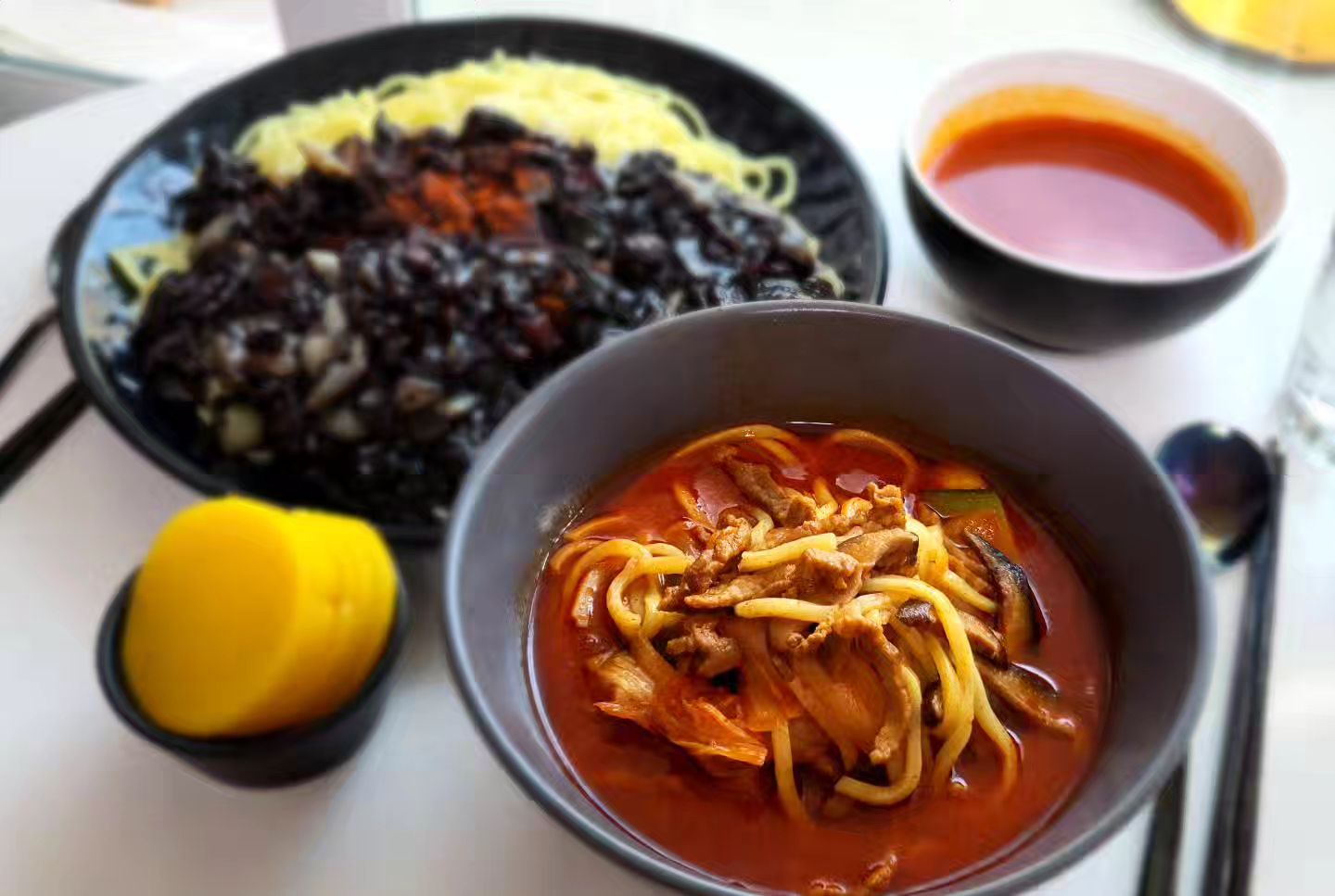 #협찬
😋짜장면과 짬뽕 어떤걸 더 좋아하세요?
저는 짜장면은 🍽쟁반짜장을 
짬뽕은 고기가 들어 있는 
🍖고기짬뽕을 좋아해요~ 

어제 너~~무 피곤해서 라면보다 더 편한 
❤대가방의 간짜장과 고기짬뽕으로 한끼 뚝딱했습니당 ㅎㅎ

55년 경력의 한국중국요리 협회의 
대장리 쉐프님이 만든 밀키트라서 
💯맛은 보장!!

귀찮은거 싫어하는 이서방도 라면보다 쉽다고 하는걸보니 
💯간단함도 보장!!

고기짬뽕은 진한 국물과 부드러운 고기가 일품이고 
간짜장은 탄력있는 면과 넉넉한 소스가 일품이에요

tip.
혹시 집에 냉동 해물믹스 있으시면 간짜장하실때 넣어보세요~ 바~~로 쟁반짜장 서타일 완성!!

#택배의여왕 #대가방중식 #밀키트추천
#중식밀키트

♡ 네이버 '대가방 밀키트' 검색

☆제품제공☆