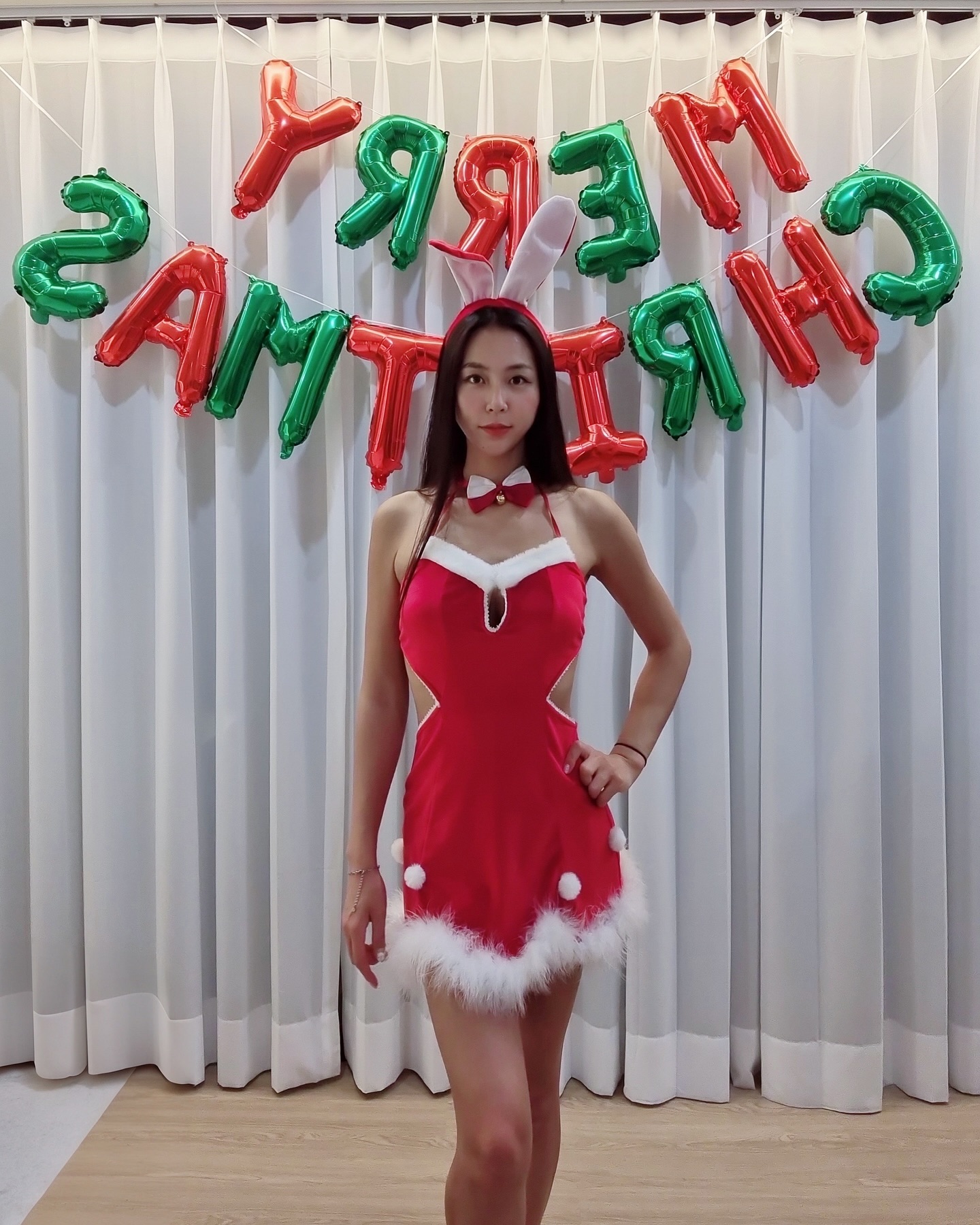 퇴근하는 남편한테 이렇게 입고 서프라이즈 해줬더니
“야 너 어깨할래? 어깨하기 딱 좋은 옷이다”(진지함)
.
.
.
.
.
.
.
#메리크리스마스 #merrychristmas #크리스마스룩 #christmaslook #서프라이즈 #이벤트 #크리스마스이벤트 #chiristmasevent #korea #korean #koreanstyle #koreafashion #koreagirls #photography #bikinis #bikini #dress #reddress #jinglebells #jinglebellrock #크리스마스트리 #chrismastree