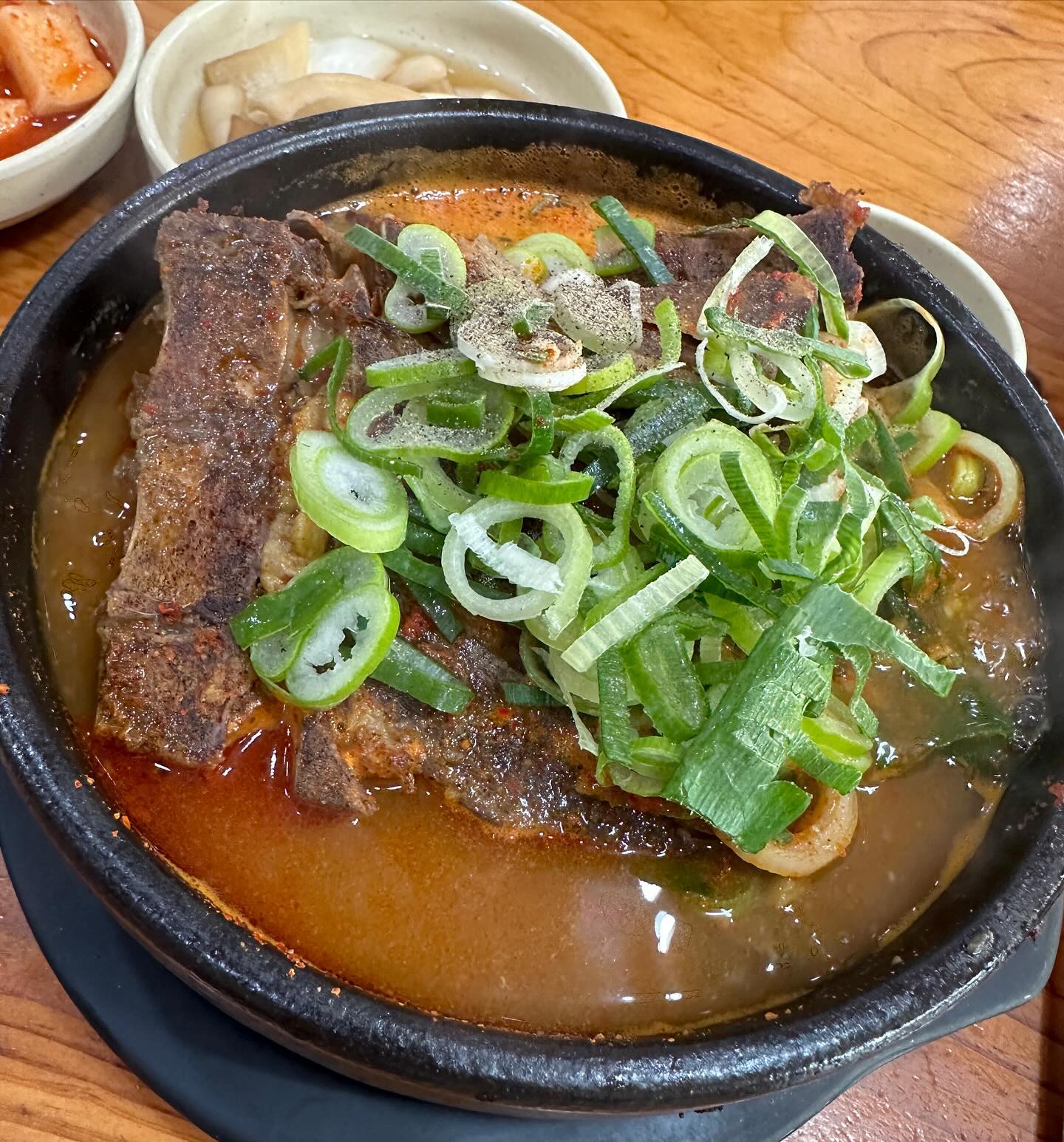 아침에 인나자마자 해장하러 천안 엄가네시골집뼈해장국💙
아침부터 사람 많네~ 진태친구네도 와서 같이 먹부림
포장까지~ 담에는 매운맛도전 #천안맛집투어 #엄가네시골집 #엄가네해장국