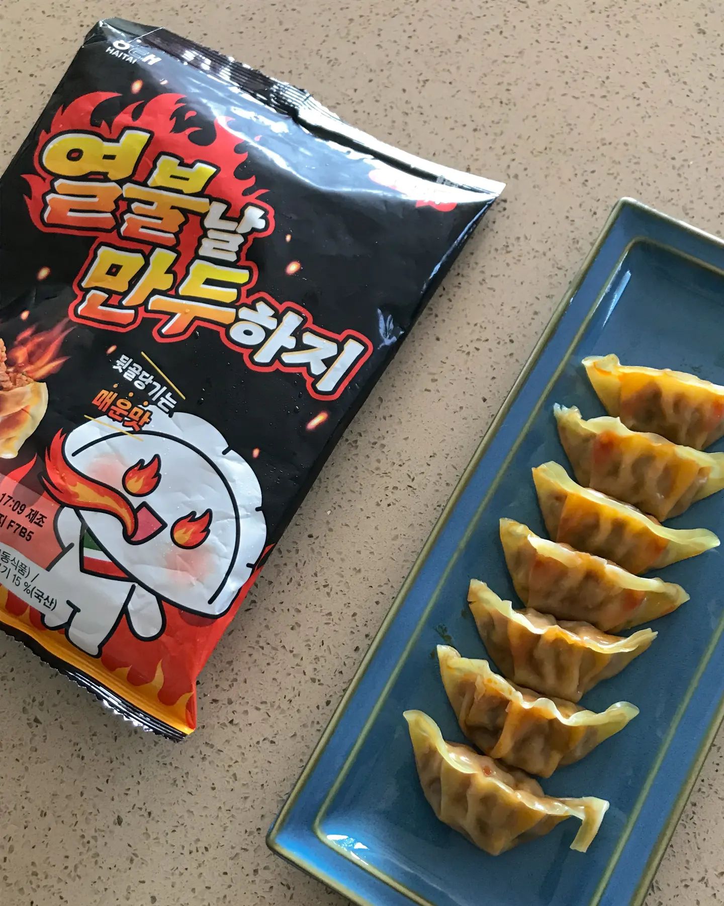 #협찬 #열불날만두하지

📍CU
💰5,300원

마성의 특제 열불 소스를 사용한
가장 매운 만두~🔥 

1봉지에 20개 정도 들어있고
진짜 매워요!🔥
그래도 입안에 오래 남는
매운맛이 아니라 좋더라구요~

안주로 딱이었어요ㅎㅎㅎ😆

스트레스 열불나게 날려버리고 싶을 때
드셔보세영🧡👍

#cu덕후 #cu덕후42기 #cu #cu신상 #편의점신상