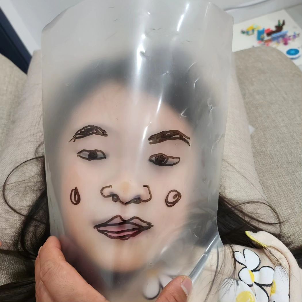 #예라미

클리어화일위에
보드마카로 그리고 물티슈로 쓱쓱
ㅋㅋㅋㅋㅋㅋㅋ

마음을 담아 라미는
매우 이쁘게 그려드림 ㅋㅋㅋ

#집콕놀이 #겨울방학