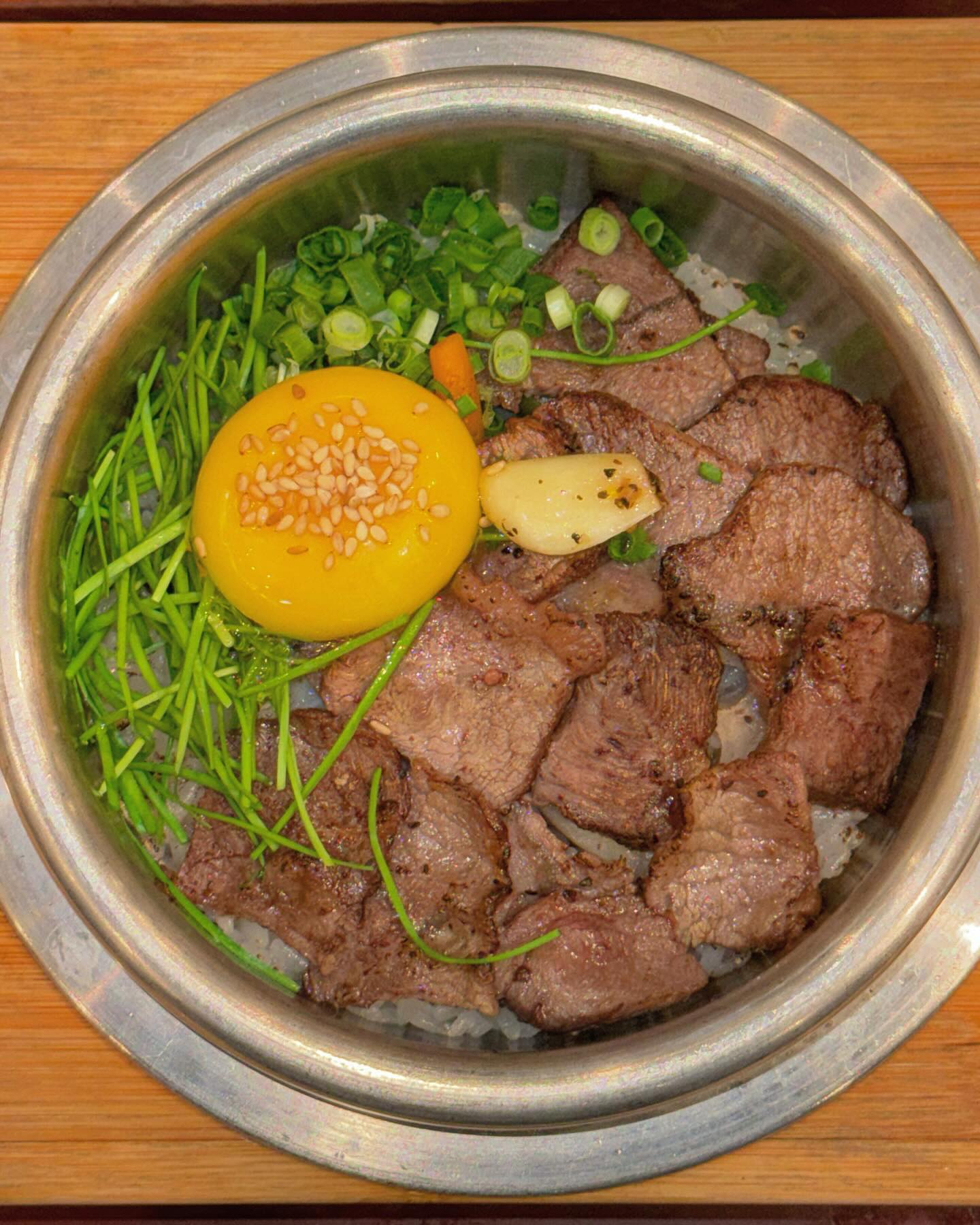 *협찬 gagasotbab 

최고의 식재료만을 사용한 프리미엄 솥밥 전문점 #가가솥밥 은 이미 만천하에 소문난 든든한 #강남역한식 맛집이다🌟

#서울솥밥맛집 으로 소문난 만큼 여러 가지의 솥밥과 제육 및 쭈꾸미볶음, 스키야키까지 안주로도 찰떡이라 술마시러 오기에도 제격인데💘

연태고량주와 하이볼 등 주류 역시 다양하여 #역삼역점심 으로는 두말하면 잔소리에다가 저녁 역시 언제나 사람들로 붐비는 #강남역핫플 이다❤️‍🔥

접근성이 뛰어난 위치에다 데이트하기 좋은 차분함과 아늑함이 내려앉은 #역삼맛집 으로 혼밥까지 뭐든 전혀 손색없을 수밖에✨

🔍스테이크솥밥➿12시간 숙성시킨 부드러운 스테이크 고소한 풍미의 밥, 야채와의 조화를 느낄 수 있는 솥밥🥩
🔍영양버섯솥밥➿계절 따라 즐기는 다섯 가지 버섯과 야채가 가득 들어있는 건강한 솥밥🍄
🔍얼그레이하이볼➿2022년 대세 하이볼로 맛없없의 근본을 느낄 수 있는 달콤하고 은은한 얼그레이향의 하이볼🍹
🔍자몽하이볼➿달달 상콤한 마성의 자몽하이볼🍊

이제는 한 끼를 건강하고 든든하게 먹으면서 에너지충전 및 몸보신이 가능한 #가가솥밥강남점 의 각종 솥밥을 하나씩 먹어보쉴?💋

📍주소 : 서울 강남구 역삼로5길 19 1층
⏰영업시간 : 매일 11:00~21:00 (브레이크 타임 15:00~17:00) 
🅿️주차 : 🙅🏻
.
.
.
.
.
#역삼동맛집 #강남역4번출구맛집 #강남점심 #강남솥밥 #강남역데이트