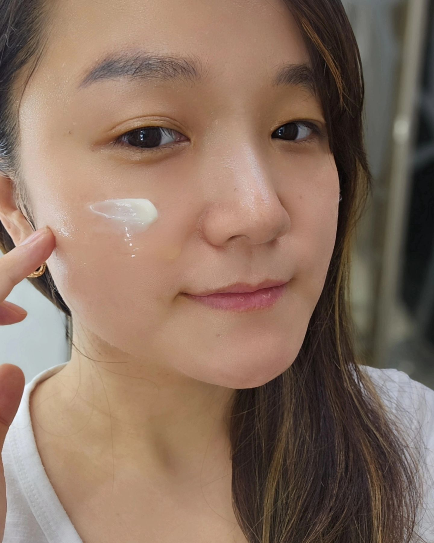 #협찬
달바더블반반크림 🥰

겨울이 되고 더욱더
푸석하고 건조해진 제 피부도
탱글탱글 빛나는 광택피부로
촉촉하고 탄력있게 가꿔주는 
너무나 사랑스런 크림이예요!!

보습광채와 영양탄력 듀얼 크림으로
피부 고민에 따라 커스터마이징 가능하답니다.

건성피부인 저는
아침엔 보습1, 영양탄력1
저녁엔 보습 1, 영양탄력2로 바르고 있는데요.
다음날 아침에도 촉촉하니 너무 좋아요.😆

피부 모공보다 작은 사이즈로 쪼개는
달바의 리포솜 기술로
흡수력이 정말 좋아요.

달바 올인원반반크림과 함께 내일 더
반짝반짝한 피부가 되어볼게요.😙😍

#달바올인원더블크림 #달바올인원크림 #달바더블크림 #달바반반크림 #효리크림 #수분크림추천 #화이트트러블 #황산화크림 #보습크림 #비건크림 #달바크림 #좋아용 😍🤍