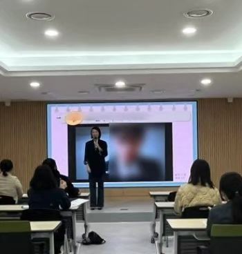 주말에 돈 벌고 왔습니다^^
오랜만에 강연이라 살짝 긴장했는데 학부모님들 반응 무엇ㅎㅎ
진지모드에 호응도 좋고 강의평가 별☆ 5개
으른들 그것두 까다로운 학부모님들이 좋아해주셔서 넘 감사하네요

한동안 쉬었던 기계 돌리려니 발동이 걸리지 않아 걱정했는데 다행입니다😊
불타는 교육열 자식사랑은 포에버~~~♡

#은평뉴타운도서관 #학부모교육 #게임리터러시 #게임문화재단