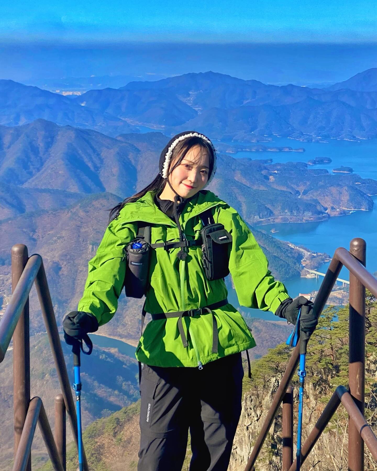 23/12/03 충북 제천 월악산 영봉 보덕암코스
벌써 세번째 월악산,,,,영봉만 두번,,사실 나 월악산 안조아해,,,🫠
악어봉보러 한 번 더 가긴 할건데,,, 좀 나중에,,,당분간은,,,음
이 날 사실 무지 춥고 눈도 많을 듯 해서 각오하고 갔는데 급 너무 따뜻,,
아니 나 설산 보고 싶었다니까,,? 왜 이럴 땐 또 날씨 좋아,,
도대체 돌을 얼마나 더 쌓아야대요ㅜ흑흑
근데 여긴 올 때마다 나만 힘든가,, 이상해,, 유독 월악이 힘들아,,
갈 수록 등력도 떨어져,, 시간없어서 식당도 못감 헤헤
사실 전 날 목뒤를 삐끗해서 목어깨등이 아파서 참고 탔는데,
덕분에 코어 힘이 더 안들어가서 간만에 다리 근육통 심하게 와따🥲
매일 풀어도 아직도 근육통,, 운동하다 다리에 쥐나는거 충격실화🦶
진심 초반에 콜택시 부를수도 있어서 사진도 찍어도따 ㅎㅅㅎ
택시 앞 유리에 붉은 궁서체로 월악산 적힌거 핵간지여쑴,,!
초입 올라갈 때 내려오는 택시 안 기사님이랑 눈 마주쳤었는데,
너,,탈거니?라는 눈썹 찡긋 잊지모태,, 다급한 외면,,🫨
영봉코스 또 안올거니까 우리 인연 여기까지해요,,😞
생각보다 사진을 많이 안찍어서 아쉽댜,, 다움 산행은 많이 찍어야지!