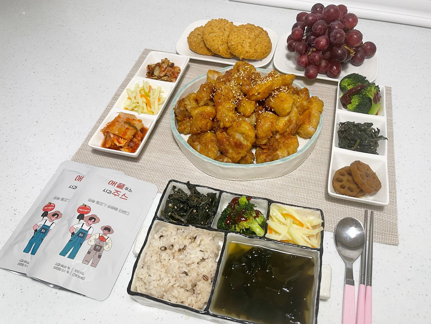 오늘의 #협찬 
-
흑보리밥 간장치킨 미역국 감자볶음 깻단무침 연근조림 건새우볶음
브로콜리+초장 코스트코쿠키 크림슨포도 
아윤원픽 미역국
-
오늘은 청송형제에서 사과즙을 보내주셨어요! 
-

청송형제 사과즙은요 !👀

청송에서 태어나고 자란 젋은 농부인 두 형제가 보유한
HACCP.제조공장에서 직접 착즙해서 보내드리는 사과즙으로,  ✔️ 낙과, 파지사과는 사용하지않는다  ✔️ 아이들 안심하고 먹일수있게 방부제, 착색제, 보존료 3無
✔️ 플라스틱 사용을 줄이기위해 플라스틱 뚜껑달린 제품은 생산×
✔️ 어린이 기호식품을 인증으로, 안전하고 건강하게 섭취가능
✔️ 사과값이 금값인 요즘,
사과즙 금액을 올리지않고 작년 판매가격으로 판매중! 

지난주 밥상인데요, 
자꾸만 밀리는 피드 어쩌란 마리오☺️

맛있게 저녁먹고 한잔씩 먹는 사과즙은 얼마나 달콤하게요♥️
얼려서 먹으면 아이스크림이 따로없구요 ˃̶᷄‧̫ ˂̶᷅๑
정직하게 만드시니까 우리 아이들 먹이기에 특히! 좋더라구요

아침으로 사과 깎아먹이기 귀찮을때 있잖아요ㅋㅋ
그때 간편하게 사과즙으로 대체해보자구요
달콤하고 진한 사과즙이 딱이에요👍👍

거기에 가정에서 드시는 분들을 위한 벌크형도 판매하시는데
선물용보다 좀 더 저렴해서 저는 벌크용사서 먹어야겠어요!   ㅡㅡㅡㅡㅡㅡㅡㅡㅡㅡㅡㅡㅡㅡㅡㅡㅡㅡㅡㅡㅡㅡㅡㅡㅡㅡㅡㅡ
울님들 월요일 다들 고생많으셨어요〰️
오늘은 아침에 일어나는것도 어찌나 천근만근이던지,,
피곤에 쩔었던 주말

오늘은 비누공방에서 풍경비누 만들고왔는데요 ! 
요거요거 멘탈 바사삭 털릴만큼 정신없고 어렵더라구요〰️
완전 도라버렷...🤪

오늘도 맛난 저녁 챙겨드시고 굿밤되셔요 !♥️

💌제품문의는 blackhuman1986 
또는 검색창에 ❝ 청송형제 ❞ 를 검색해주세요❤︎

#청송형제 #사과즙 #선물 #간식추천 #무가당사과즙 #무가당사과주스
