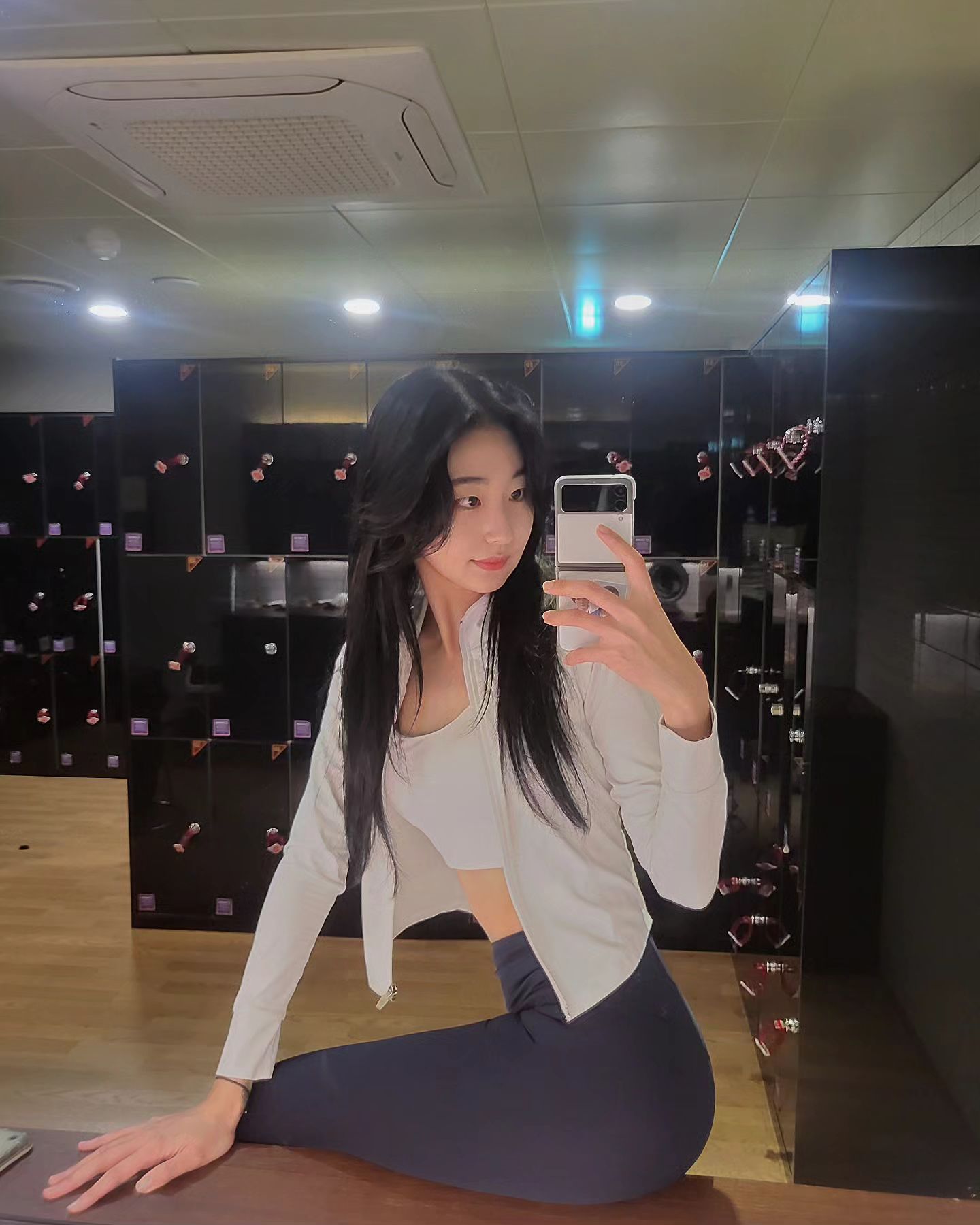 1일 1운동 4일째 진행 중
평소에 술 좋아해서 자주 마셨었는데 요즘에는 감기도 걸리고 입맛도 앖고 입이 짧아져서 술을 마셔도 조금밖에 안마시니까 배가 조금씩 들어가는거 같아요🤣

그동안 바쁘다고 핑계대고 못한 운동 다시 꾸준히 해서 사라진 근육들을 되찾아와야겠어요

이번 한 주도 모두 화이팅하세요🫶🏻