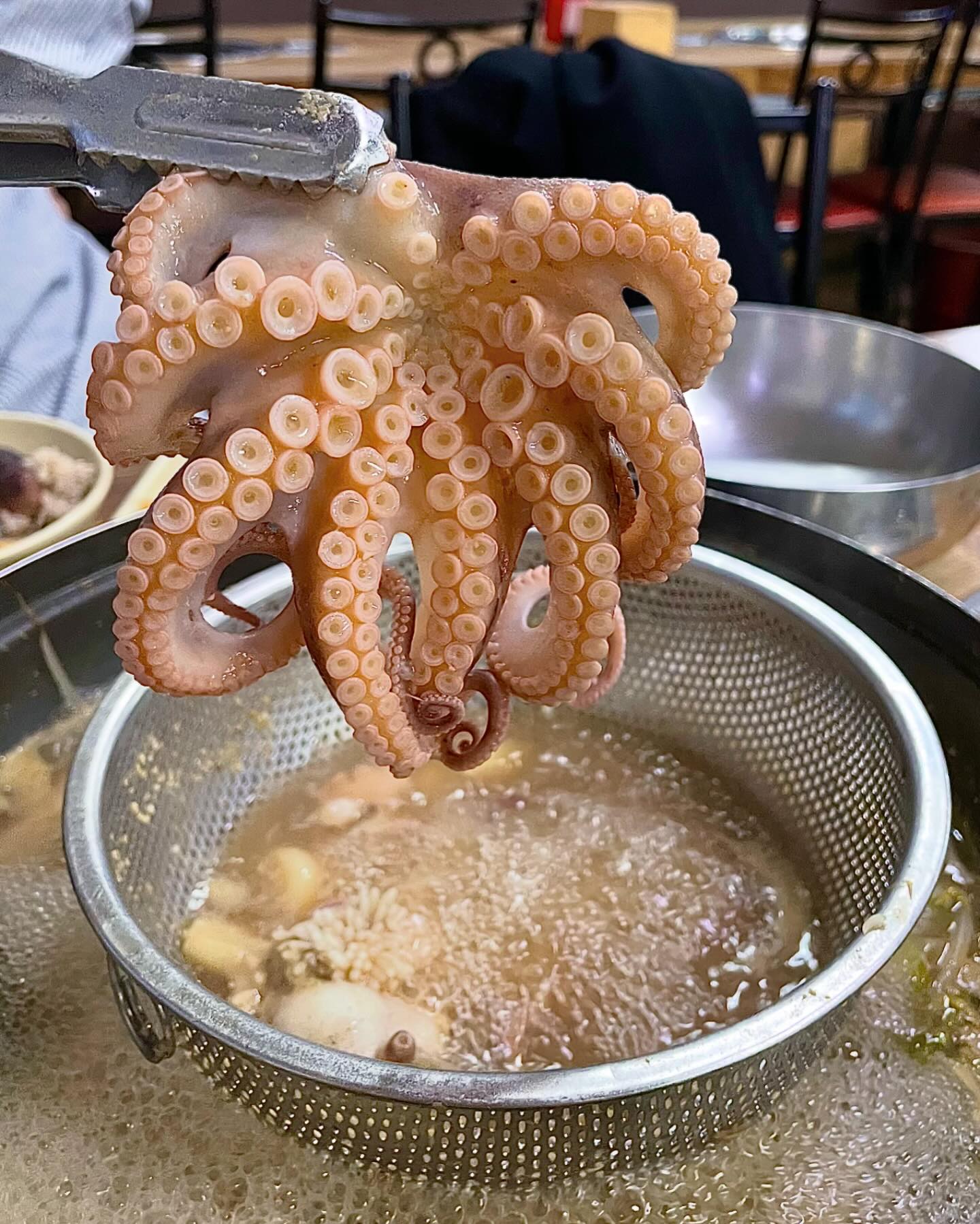 ️ ✔️ 대명수산
😋 산쭈꾸미 샤브샤브 2인
🧐 알이 꽉 차있다 못해 터진 머리와, 야들야들하고 쫄깃한 산쭈꾸미 맛집
건강한 보양식으로 강추이며, 어르신들과 함께 자리하면 너무도 좋을 장소
어른들께 칭찬받고 싶으실때, 삶이 힘들때 보양식으로 추천하는 곳

서울 동대문구 장한로9길 8

#jmt #존맛 #동네맛집 #맛스타그램 #맛집소개 #맛집스타그램 #맛집추천 #맛집탐방 #맛스타 #먹스타 #맛집 #먹방 #맛집투어 #먹방스타그램 #먹스타그램 #오늘의맛집 #맛집공유 #추천맛집 #찐맛집 #전국맛집 #맛집여행 #맛집그램 #맛집코스 #먹스타맞팔 #핫플레이스 #핫플 #서울여행 #서울여행지추천 #서울데이트코스 #협찬