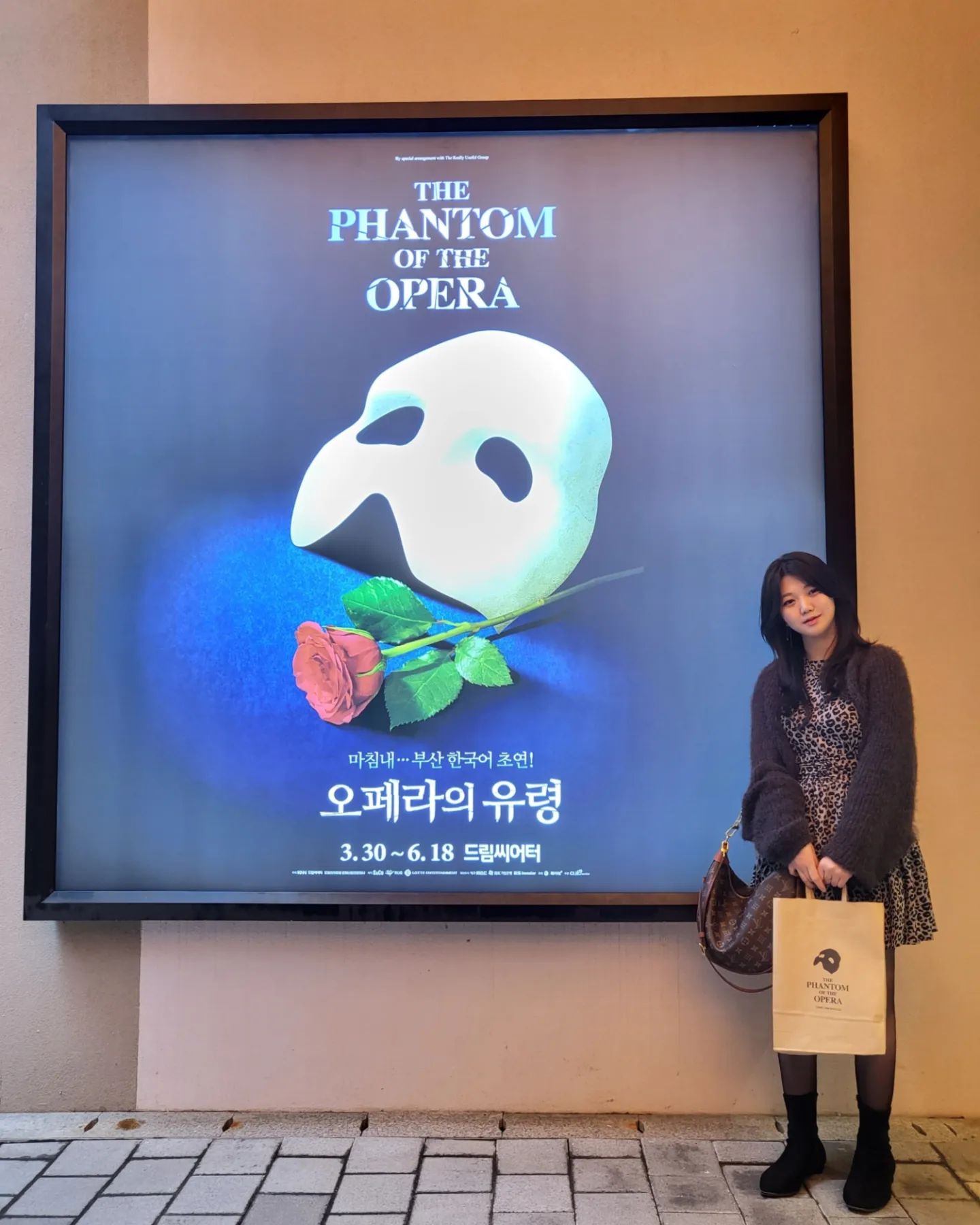 오유 25주년 영상 보면서 입덕한지 11년만에 드디어,, 내가 오유 라센을 보게 되다니🥹

샹들리에 올라가면서 오버츄어 연주될때 벅차오르면서 감격의 눈물 찔끔 나옴,, 그리고 샹들리에가 진짜 딱 내 머리위였는데 떨어질때 짜릿,,
.
.
.
킹주택 노래 믿고 갔는데 연기까지 잘하면 우째ㅜ 송크리랑 둘이 마지막 연기 넘 좋아서 오열해버렸다🥺 건하라울 쎈라울이라 넘 좋았고 우리나라 초대팬텀인 윤팬텀을 마냥 속물이 아닌 예술을 사랑하는 무슈 앙드레로 만날 수 있어서 왠지 더 좋았다. 상준피르맹이랑 두분 넘큐티ㅋㅋ♡ 하고싶은말이 많지만 일기장에 마저 적어야게따,,

#뮤지컬 #오페라의유령 #김주택 #송은혜 #황건하 #윤영석 #이상준 #뮤지컬오페라의유령 #오페라의유령후기