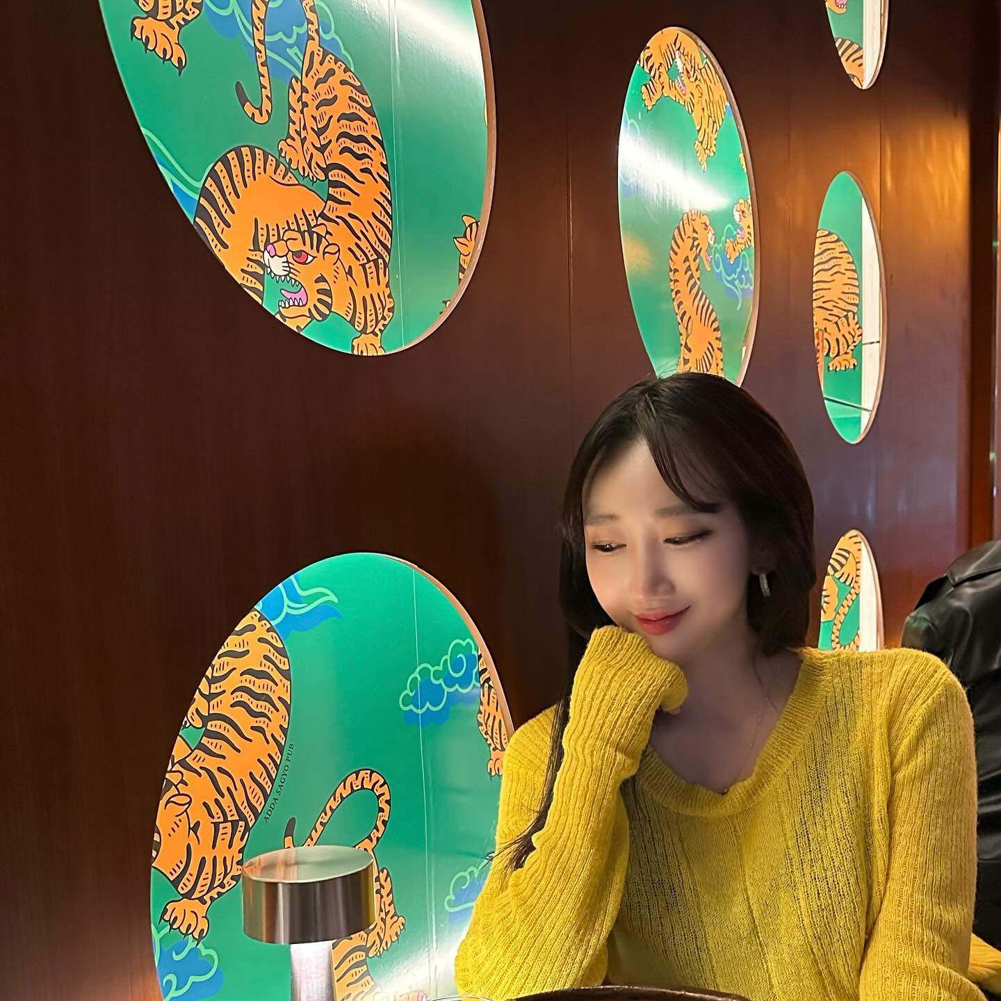 -

오랫만에 압구정 나들이 나가서
분위기 힙한곳을 찾다가 #아따 를 발견했어요!

일단 벽부터 어흥 힙한 여기,
천장은 거울 스타일에 미러볼까지
어디서도 보지 못한 힙한 스타일에
일단 음식…메뉴가 미쳤어요.

한식쳐돌이 같은 저에게
딱 맞는 한식이지만 뭔가 고급스러움을
입힌 그런 메뉴!
곱창 전골 꼭 드세요 ㅠㅠ 두번드세요!
분위기때문에 들어갔다가 
안주가 맛있어서 또 올 그런 집이랄까…
-

#압구정로데오맛집#압구정로데오술집#아따#아따압구정#압구정맛집