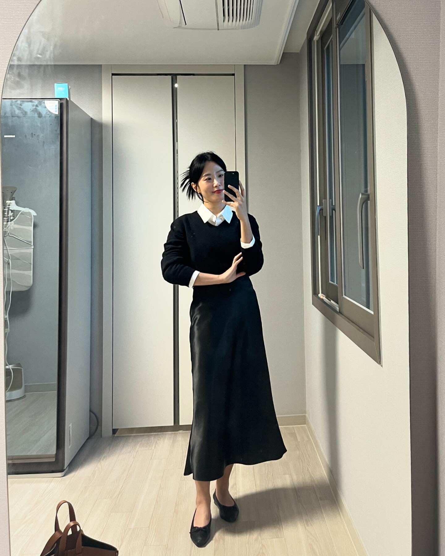 #오늘의출근룩 분명 봄이 와서 트렌치코트 개시했는데! 강풍에 싸대기 맞고 귀가😆 

 ➰트렌치코트-메리제이(도매택)
 ➰셔츠-로니엘
 ➰니트/새틴스커트-정보없음
 ➰가방-로에베 해먹백

#나형_데일리룩 #출근룩코디 #직장인룩코디 #봄코디추천 #코디모음 #트렌치코트코디 #코디기록 #까마귀룩 #올드머니룩