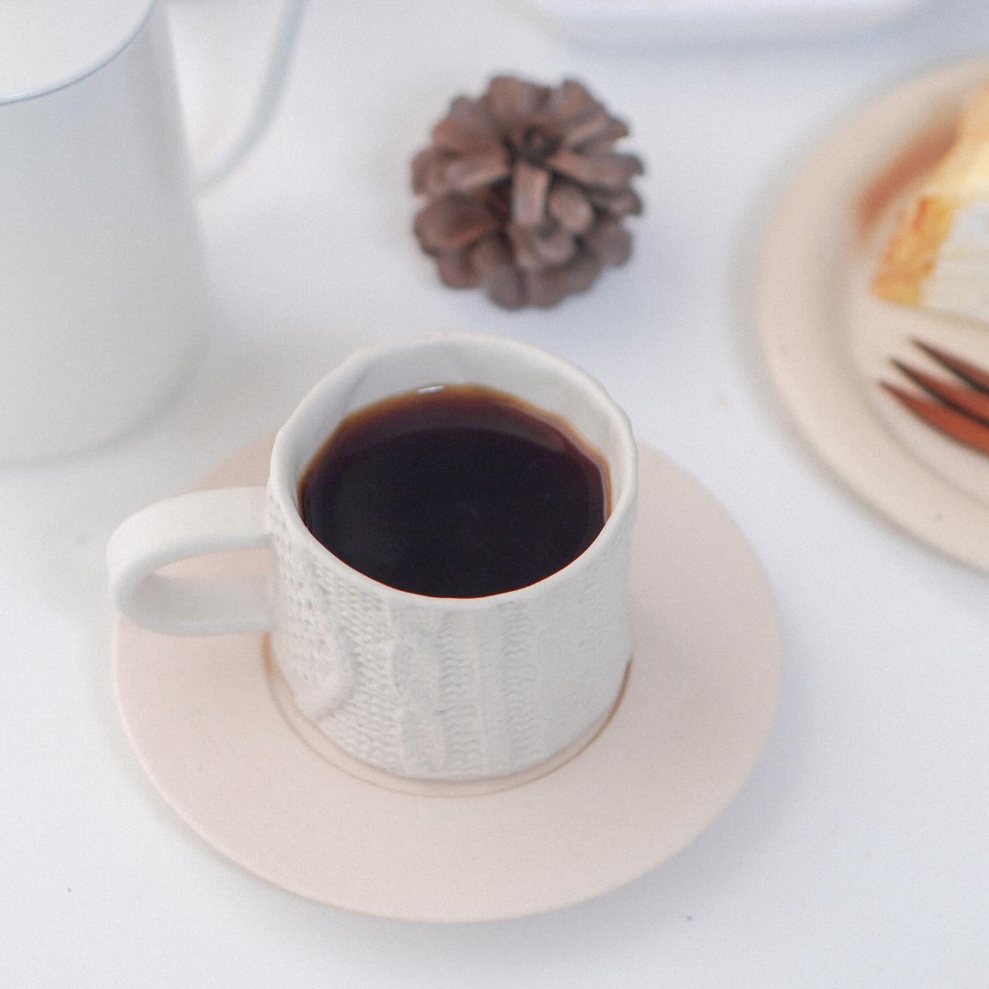 #협찬

#드립커피 가 맛있는 계절 ☕️
얼죽아도 따뜻한 커피가 좋아지는 이유는
이 향긋한 향 때문일지도 몰라요 ᵕᴗᵕ
 
 
#핸드드립 초보지만,
이 시간 만큼은 커피에 집중하며
잡생각 없으니 커피멍하며
여유로움을 가져봤답니다 〰️
 

그라인더가 없어도
원하는 분쇄도로 갈아 배송해 주시는건 물론,
당일 로스팅 원두로 보내주시니
맛과 향도 참 좋아요 ❤︎
 

저는 #고소한원두 좋아하는데
#콜롬비아카라멜 #과테말라와이칸 
마셔보니 제 스타일이었어요 〰️
고소한 원두향기만 맡아도 힐링이라죠 
 

#산미있는원두 #디카페인원두 도 있으니
취향에 따라 즐겨보아요 ꈍ .̮ ꈍ
 
 

 
#브라운체리원두상점 #브라운체리 
#커피스타그램 #커피타임 #원두 #원두추천 
#커피 #커피그램 #커피한잔 #원두커피 
#커피수혈 #커피맛집 #커피한잔☕️