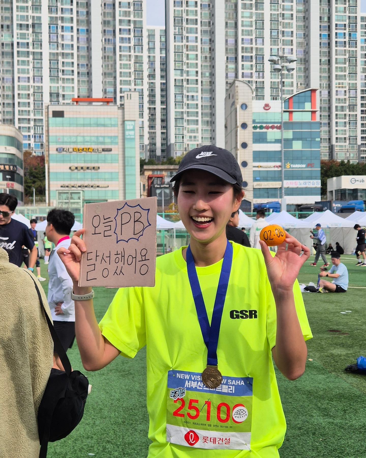 다대포 마라톤 하프 완주! 올해 이제 진짜 대회 끝!!! ㅋㅋㅋㅋㅋ 며칠 전부터 오늘 아침까지도 뛰기 싫다고 징징댔던 내 자신이 무색하게도 뛰고 나니 아주 뿌듯하다 😎친구들과 GSR 언니 오빠들 중에서 내가 제일 느리지만 난 정말 최선을 다했다! 목표했던 2시간 언더는 달성하지 못했지만 저번 기록보다 좋고, 성장의 여지를 남겨뒀다는 점에서 만족🤭 달리기야말로 나 자신과의 싸움이니까~~ 오늘은 1000점짜리 행복이구나~~~~ 💗