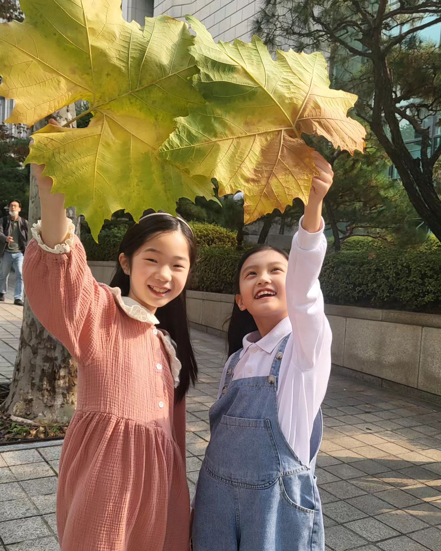 #가을아이🍁 

오디션 갔다가 딱 만난 주은이 0914hje 

모르고 만나니까 왤케 반가운지!!!!

아니 단편의 인연은 어디까지 인가요? ㅋㅋㅋ

근데 눈물연기하고 나온애들 맞아!?

낙엽만 들어도 이쁘다아~
.
.
#오디션마치고
#역삼동한복판에서
#직장인들쏟아져나오는점심에
#눈물연기후
#홀가분한마음으로