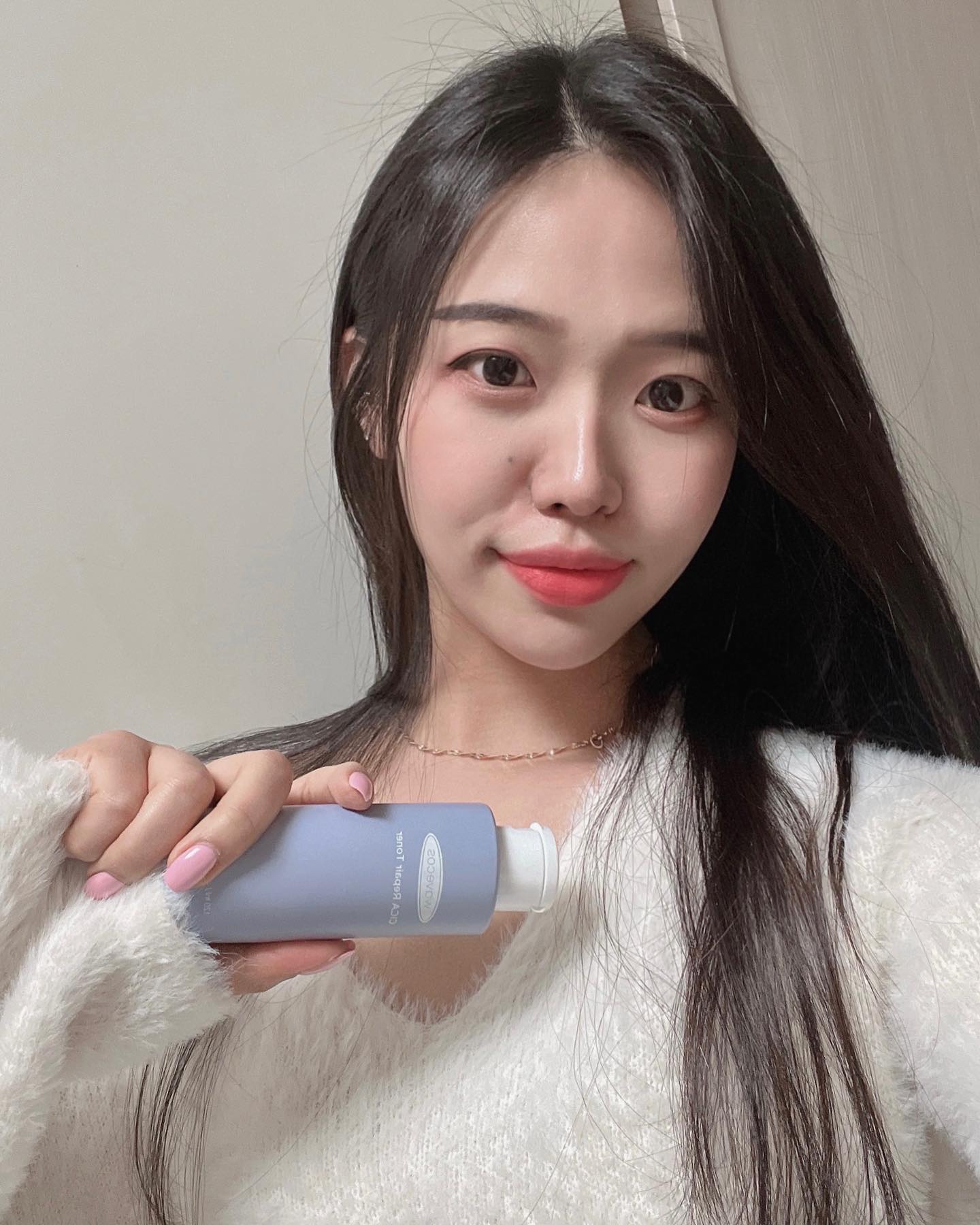 wavecos.official #제품협찬

데일리 피부 진정, 웨이브코스 
“시카 리페어 토너“

춥고 건조한 날씨 탓에
피부도 예민하고 민감해지기 쉬운 요즘!
촉촉하고 빠른 진정케어가 중요하죠🩵

웨이브코스 시카 리페어 토너는
보습효과는 물론이고
미백, 장벽강화, 피부자극완화에도
효과적인 겨울 필수템입니다❄️

화장솜에 적신 후, 5분간
진정이 필요한 부위에 얹어서 사용하면
빠른 케어가 가능해요🛁

전성분 EWG 그린등급으로
안심하고 쓸 수 있는 웨이브코스와
올 겨울 피부건강 지켜보세요🌿🤍
⠀
#웨이브코스 #wavecos #시카리페어토너 #시카리페어 #진정토너