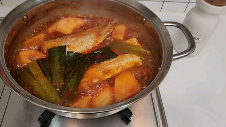 앜 ..오늘 진짜 맛있게 됐는데 야근이라니...
이거 누가 먹냐구🤣🤣🤣
원래 갈치조림은 하루 지나야 더 맛있는거지??
낼 저녁밥 해결~^^
#오빠밥  #갈치조림
#저녁메뉴🍴 
나는 #닭가슴살샐러드 
먹어도 너무 먹었어😭😭
이번주 빡시게 #다이어트주간